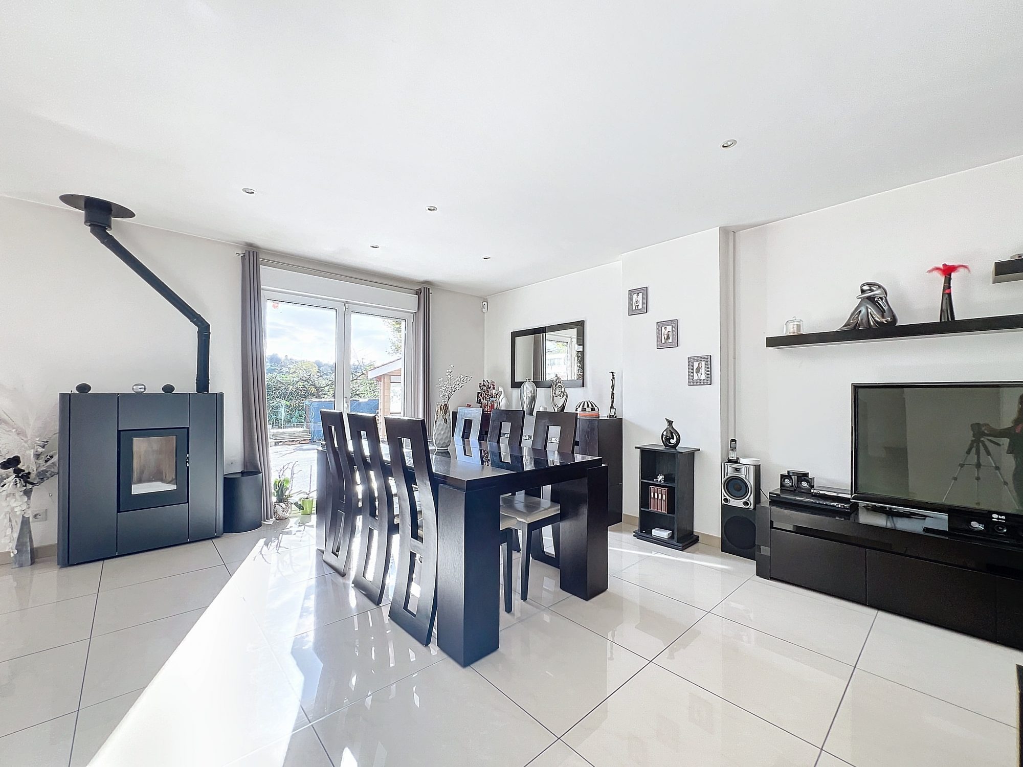 A NEUVILLE SUR SAONE, JOLIE MAISON DE 160m2 AVEC GARAGE SUR 1100m2 DE TERRAIN Neuville-sur-Saône 69250