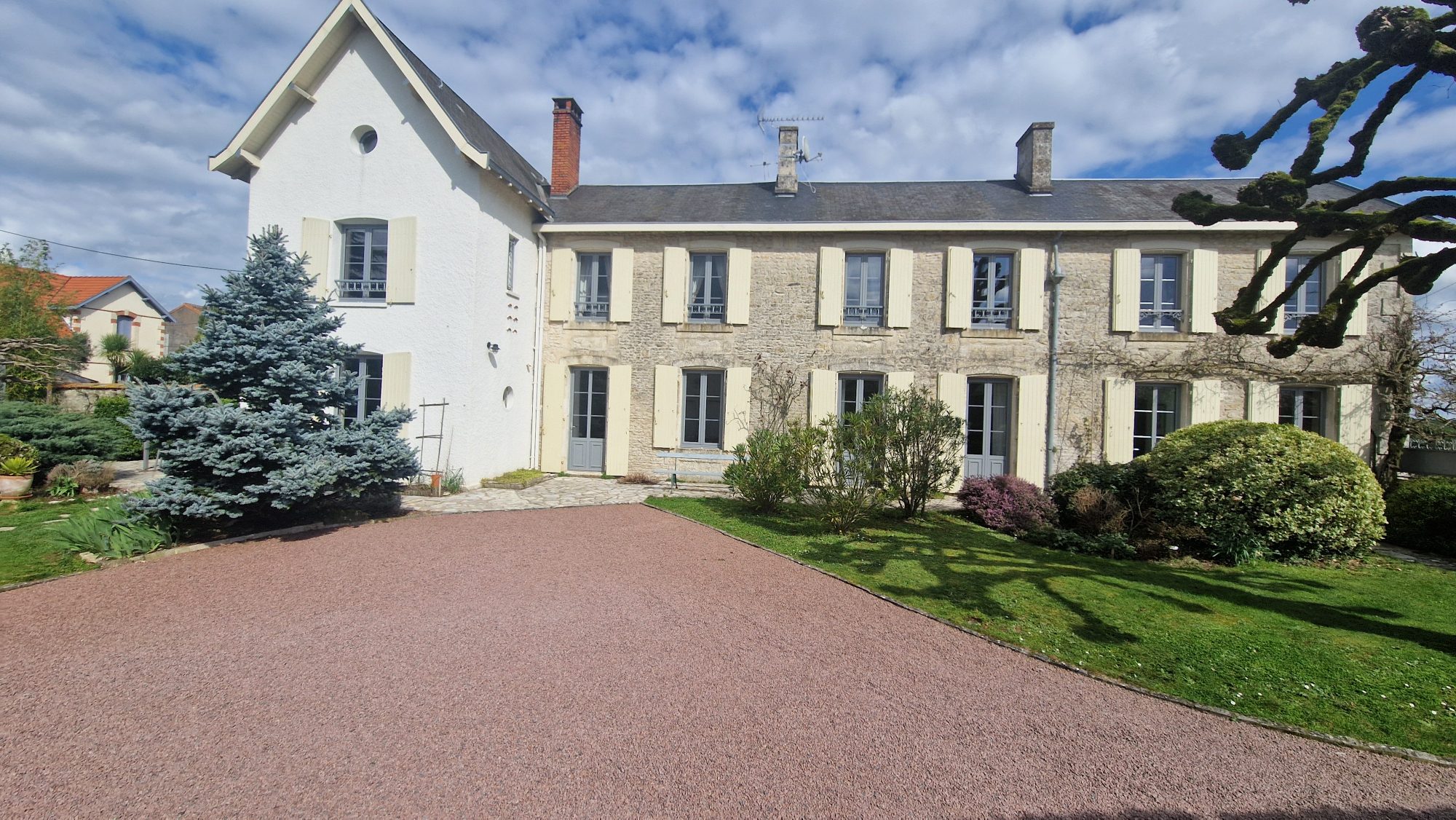 Maison - 9 pièces - 196 m² - La Crèche (79260)