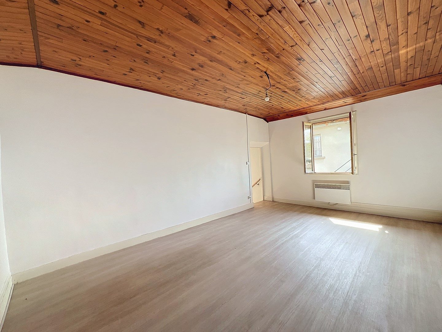 PROPRIETE DE 2 MAISONS - GRAND GARAGE 137 M² - TERRAIN 1,8 HECTARES - DEPENDANCES Sain-Bel 69210