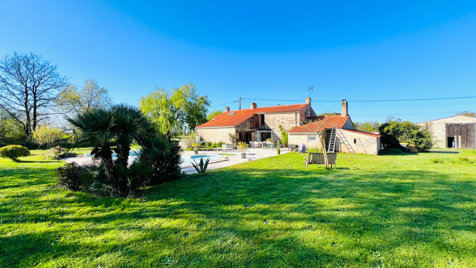 Maison en pierre, 5 chambres, Bureau, Remise, Piscine, Grange 415 m² LA CHAPELLE HERMIER 85220