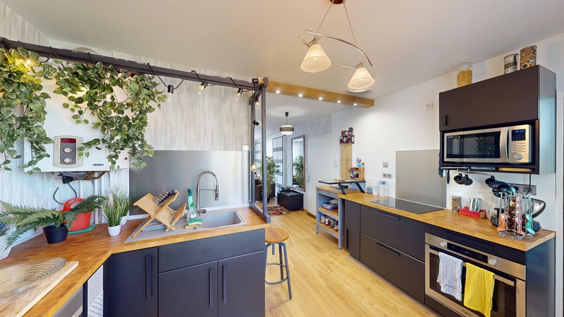 APPARTEMENT RENOVÉ RÉCEMMENT 77m2, BALCON, GARAGE, PARKING PRIVATIF, 3 CHAMBRES, CUISINE ÉQUIPÉE, ISOLATION EXTÉRIEURE, FAIBLES CHARGES, COPROPRIÉTÉ SÉCURISÉE, CAVE, ESPACES VERTS, PROCHE TOUTES COMMODITÉS Unieux 42240