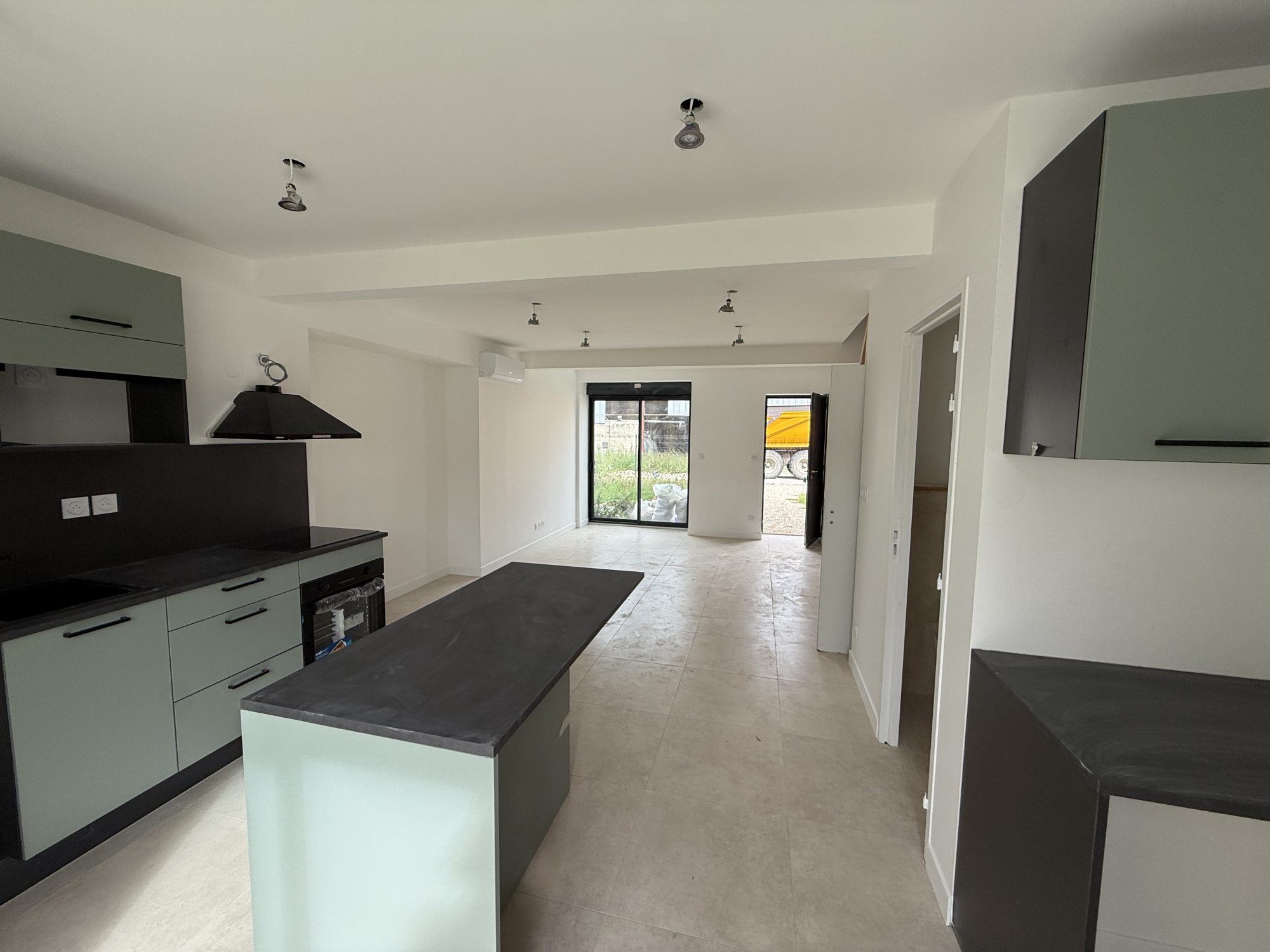 Appartement en DUPLEX de 69m² - 2 chambres - 2 jardins - 3 places de parkings Romans 01400