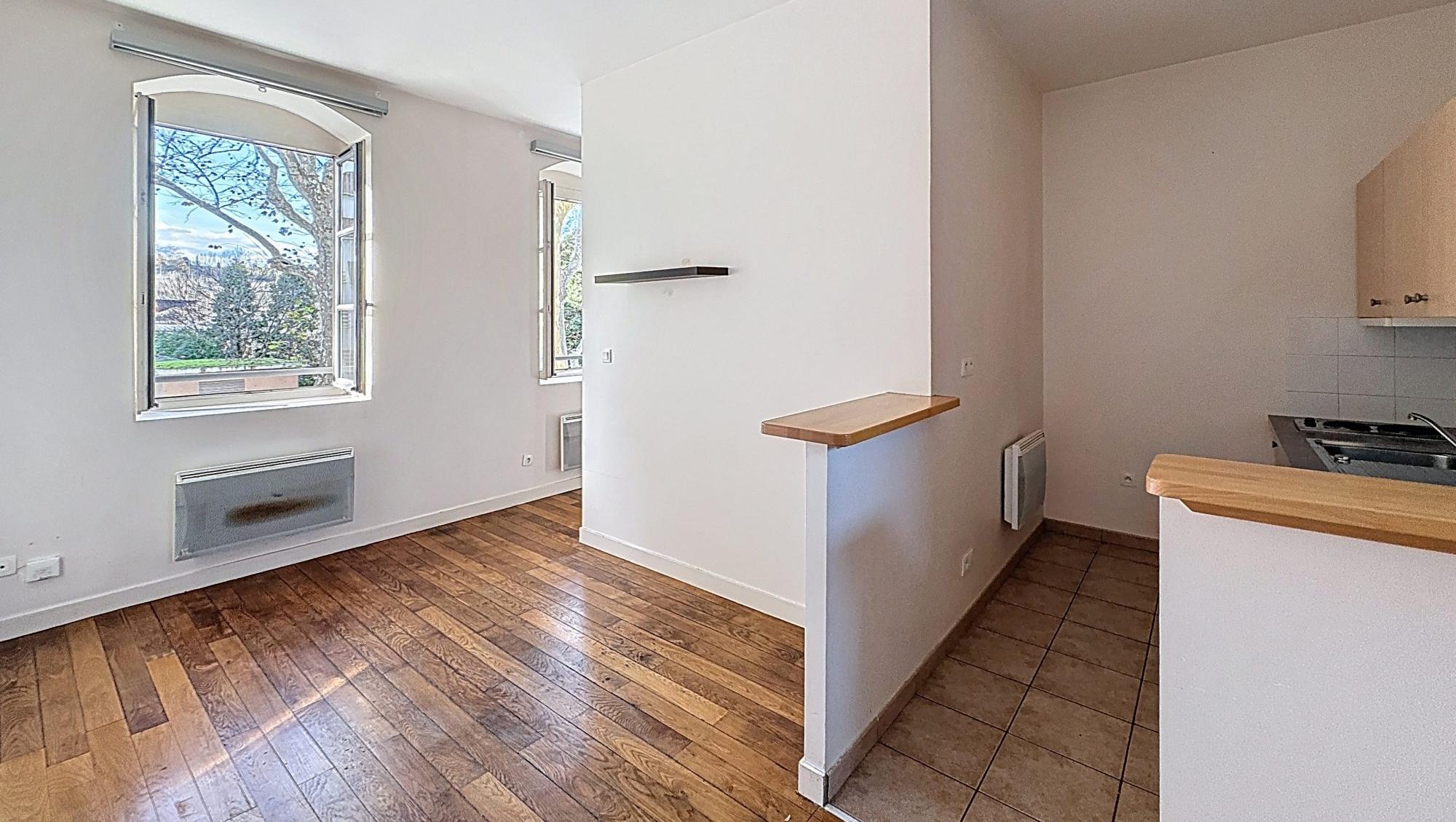 Grand studio avec coin chambre métro Gorge de Loup