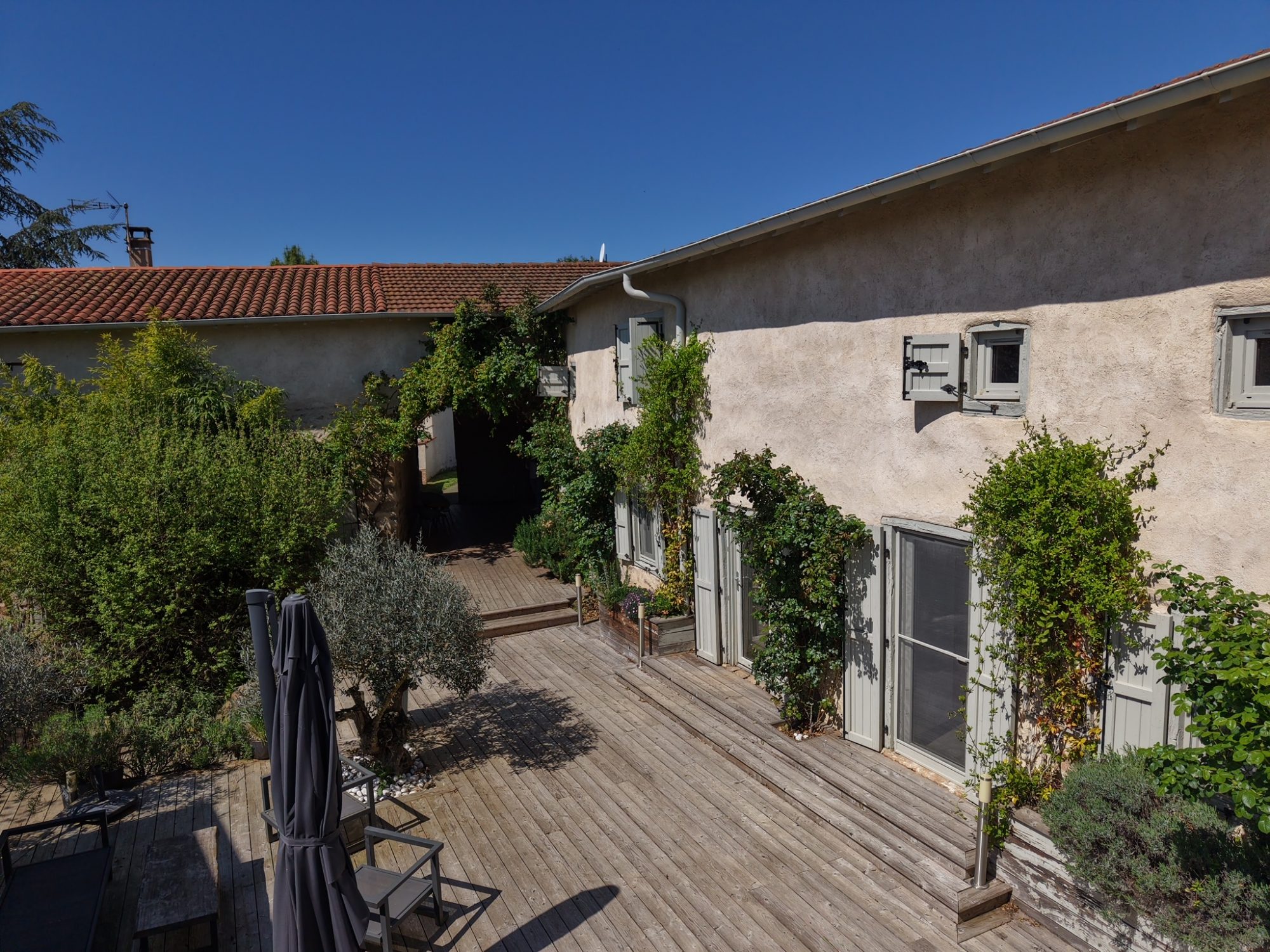 Grande propriété familiale avec deux maisons sur 935 m² de terrain arboré – Calme et potentiel locatif