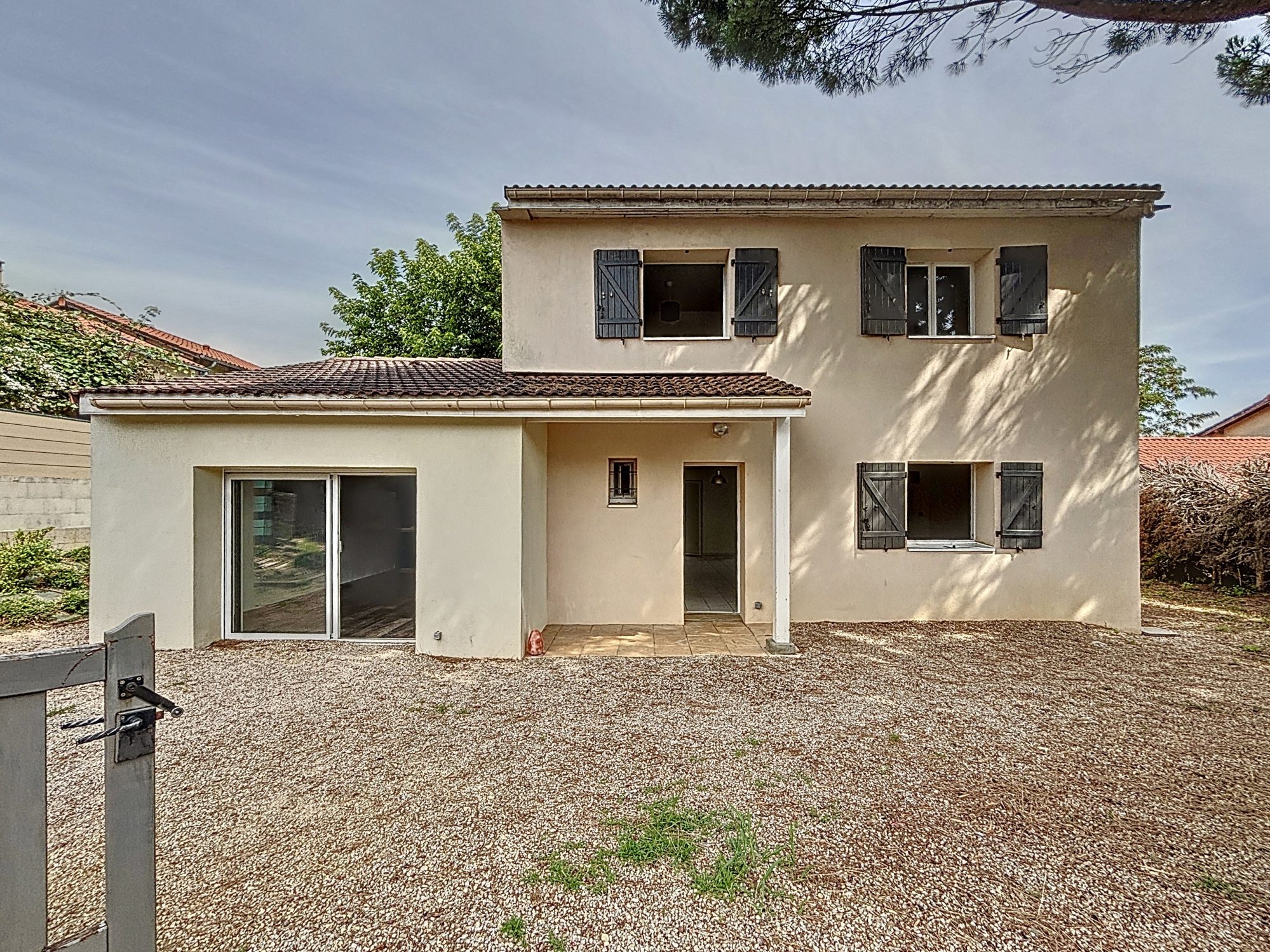 Maison 6 pièces de 135 m² au calme sur une parcelle de 626 m²
