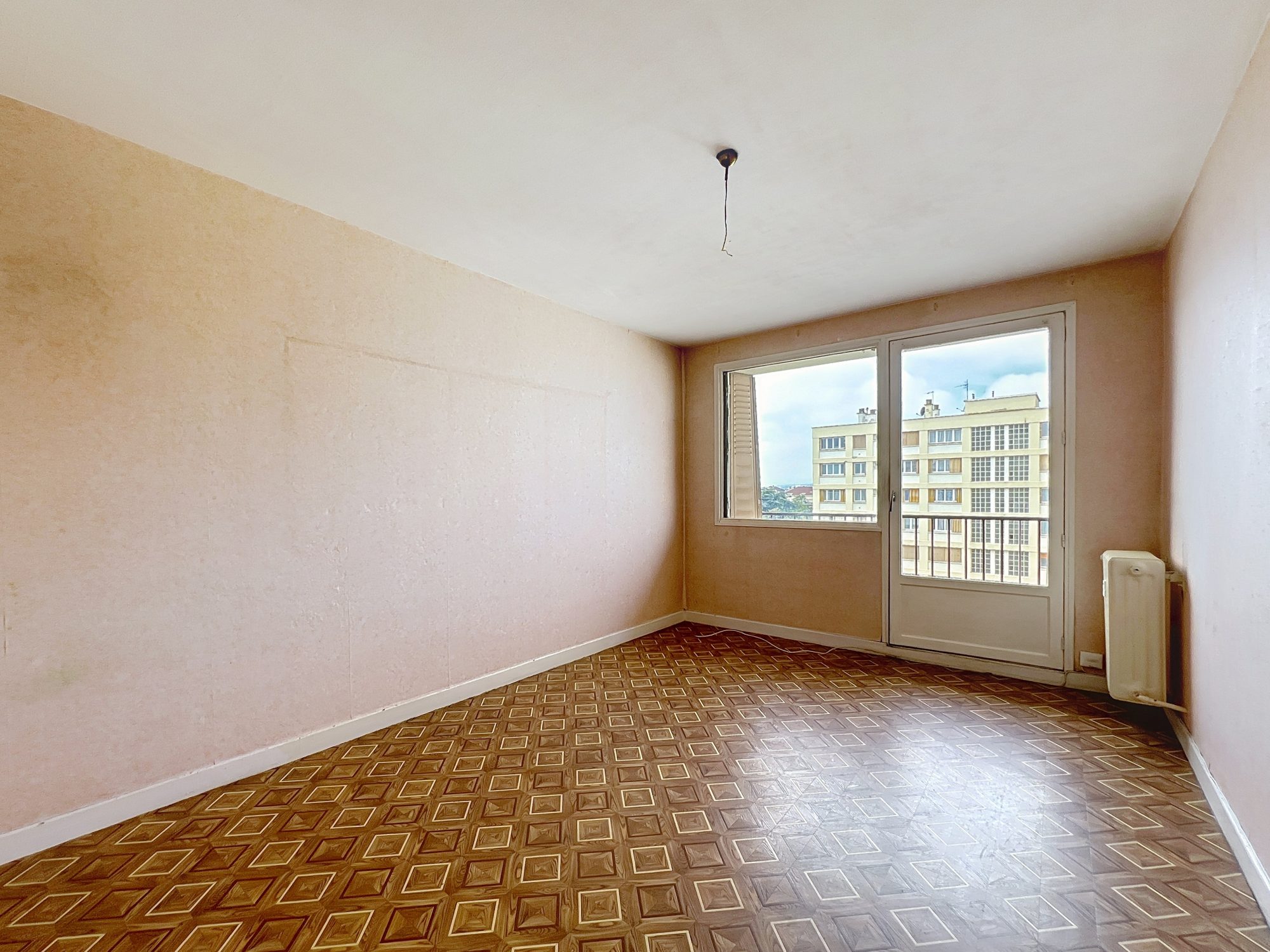 VILLEURBANNE - APPARTEMENT  T4 DE 67m2 AVEC POTENTIEL A RENOVER - 7ème ETAGE  - VUE DEGAGEE  - BALCON Villeurbanne 69100