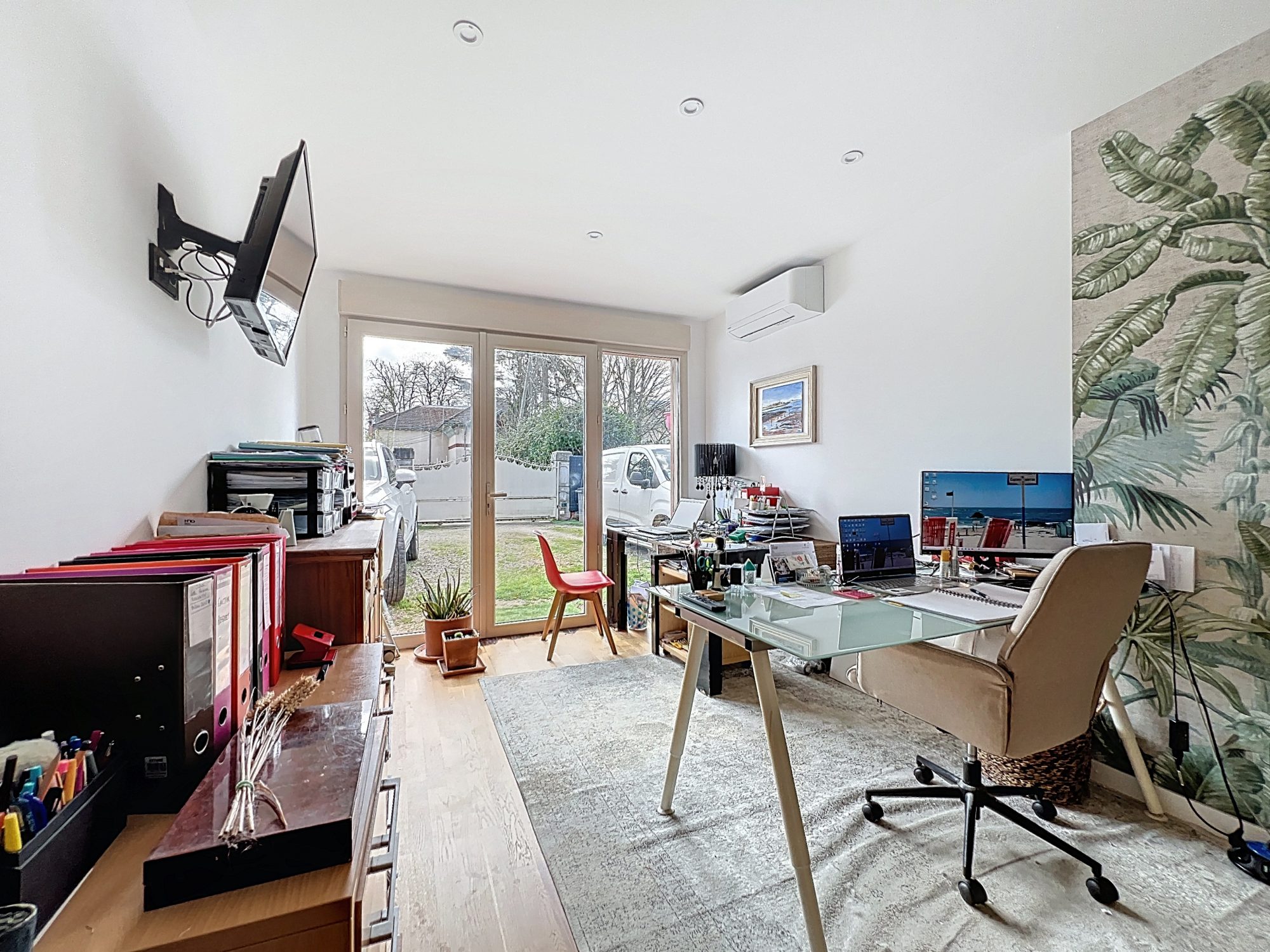 JOLIE MAISON STYLE BASTIDE AU COEUR DU VILLAGE AVEC JARDIN, PISCINE ET POOL HOUSSE Civrieux 01390