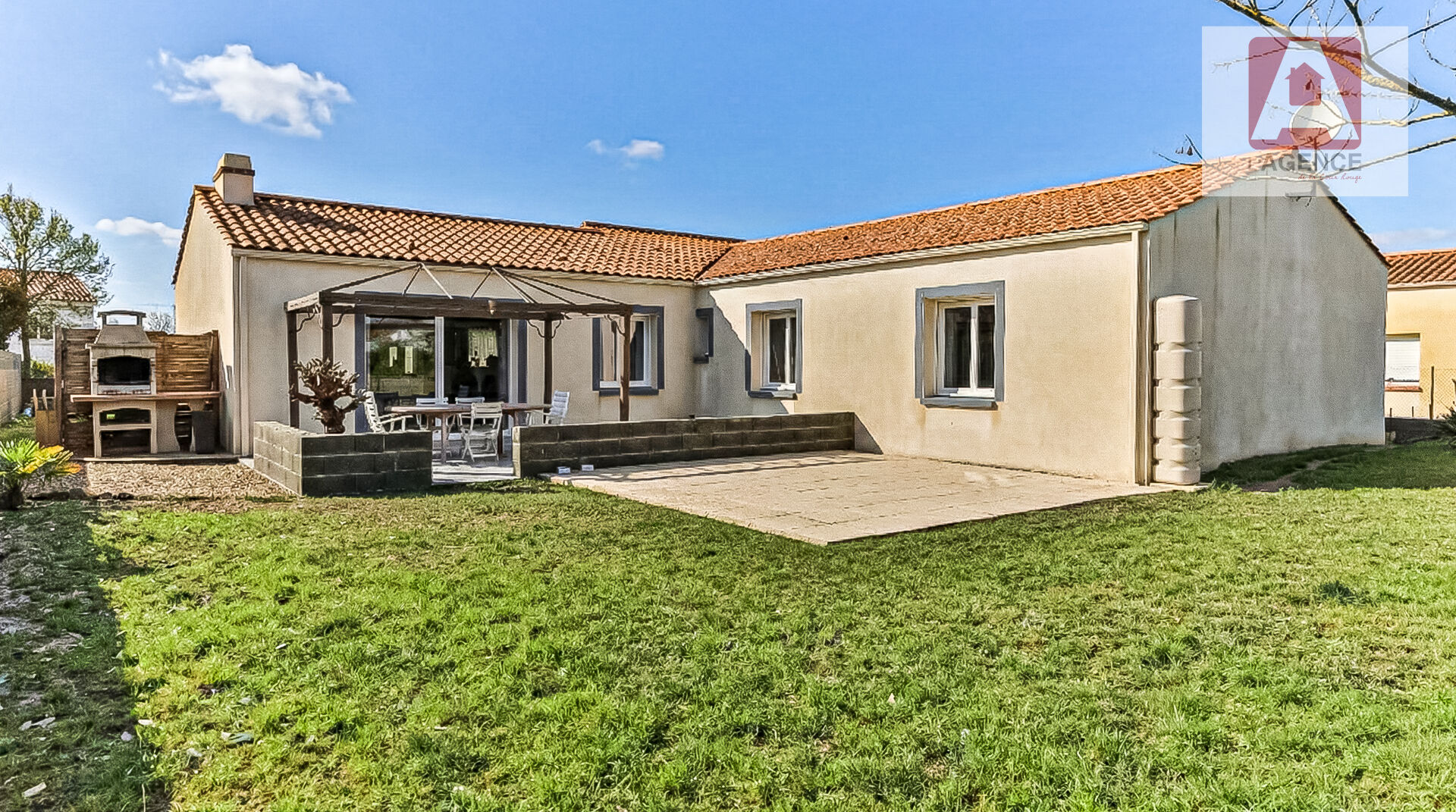 Maison 3 chambres + bureau, 108 m² habitable, 1000 m² de terrain clos.