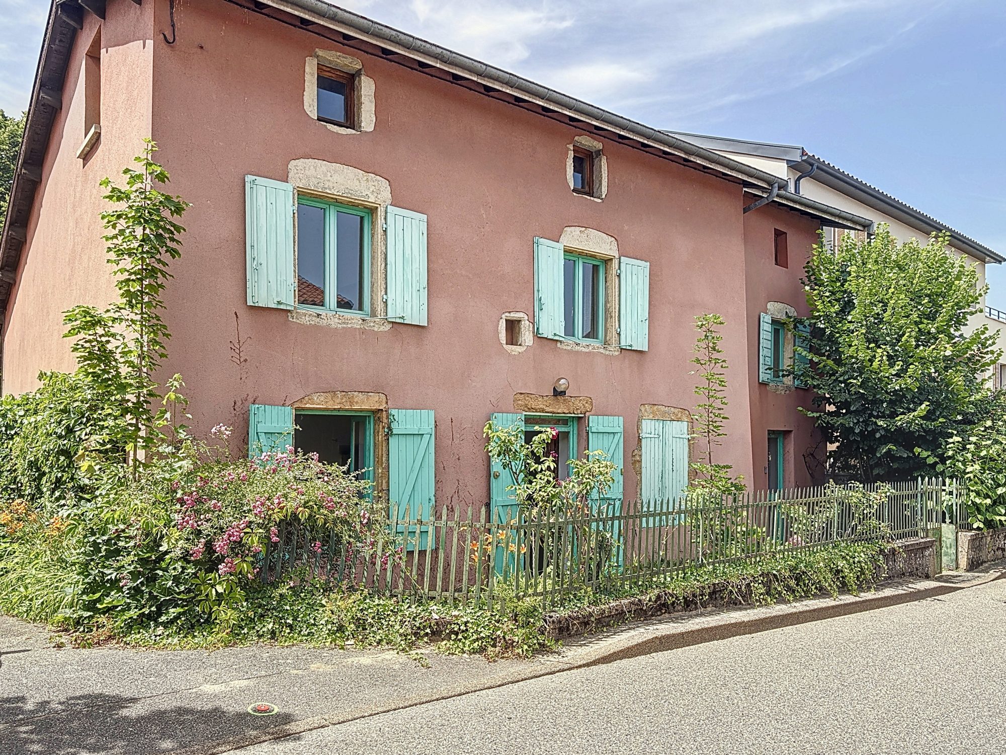 SOUS COMPROMIS - Maison de caractère 280 m² et 170 m² de dépendances en centre ville