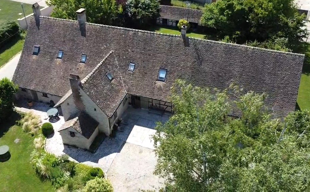A 15kms de Chalon sur Saône : très belle longère. sur 20 ares. Chalon-sur-Saône 71100