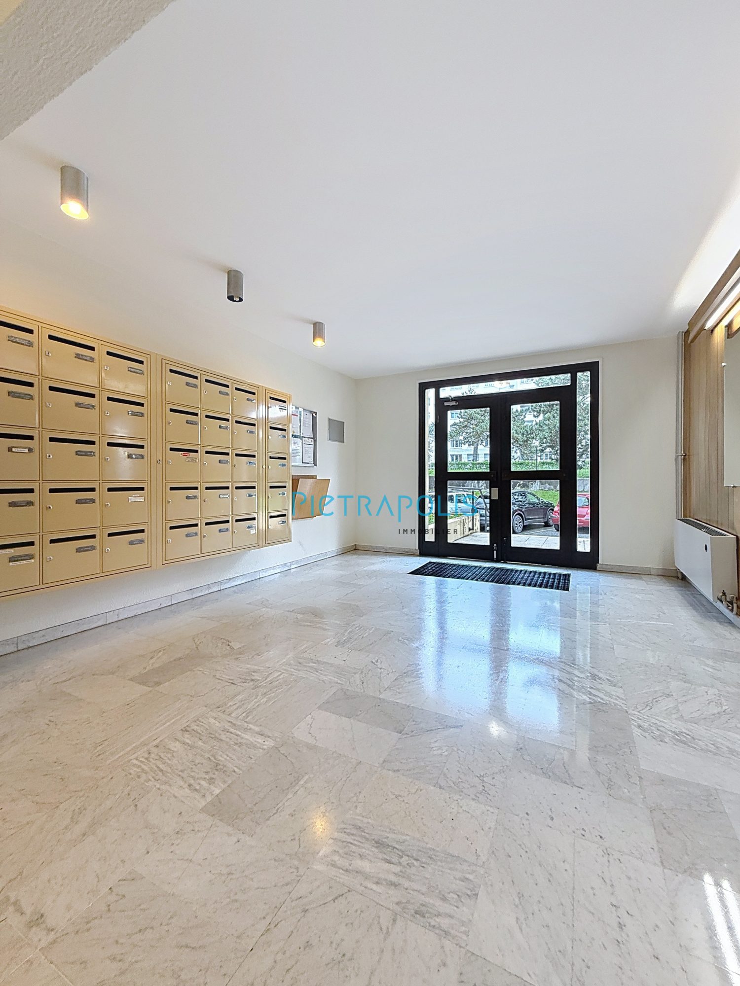 Investissement locatif – Appartement vendu avec locataire en place - Lyon 5 - Garage - Cave