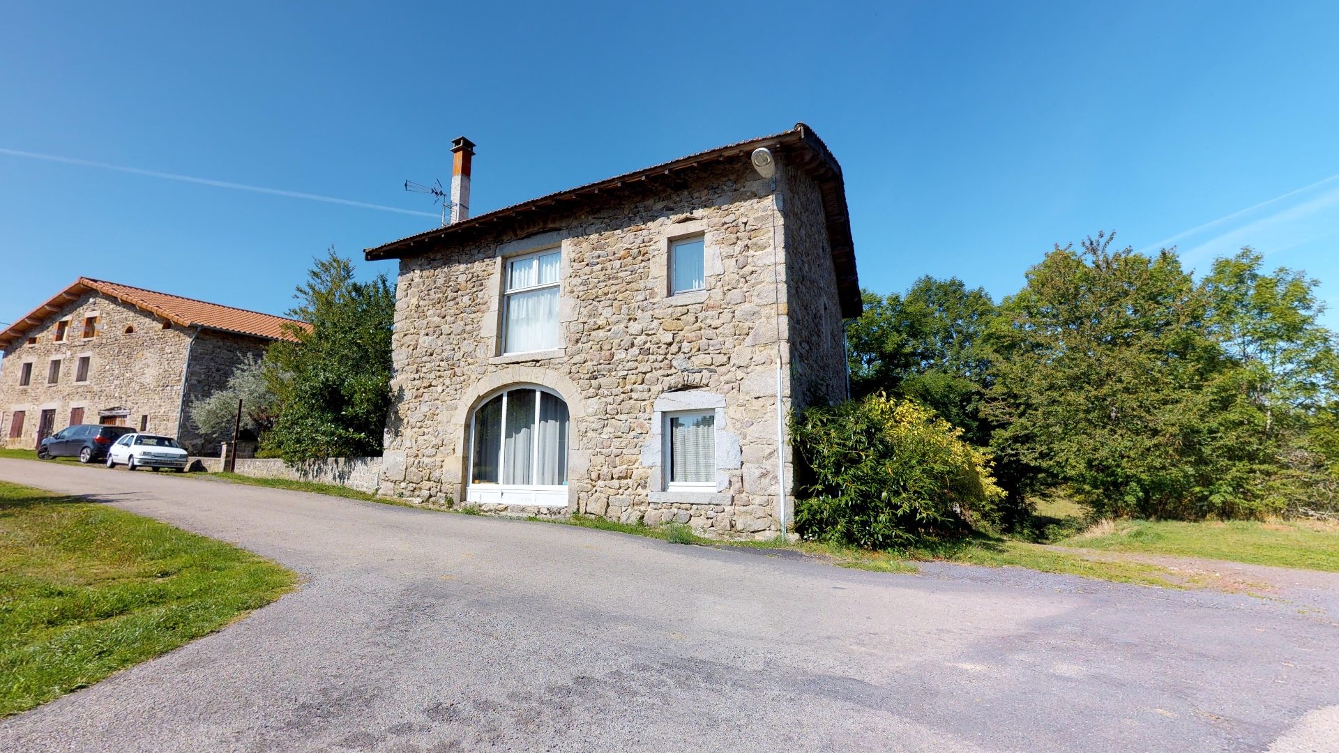 Maison en pierre de 131m² env et terrain de 310m² env