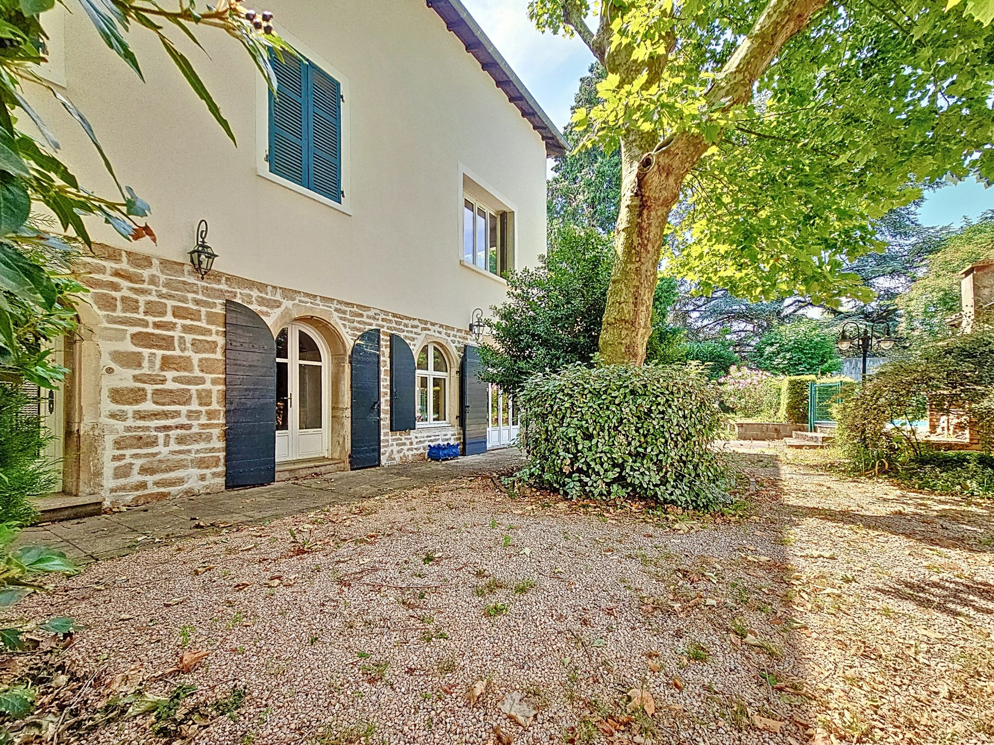 Maison-4 chambres-3 sdb/douche-jardin-piscine