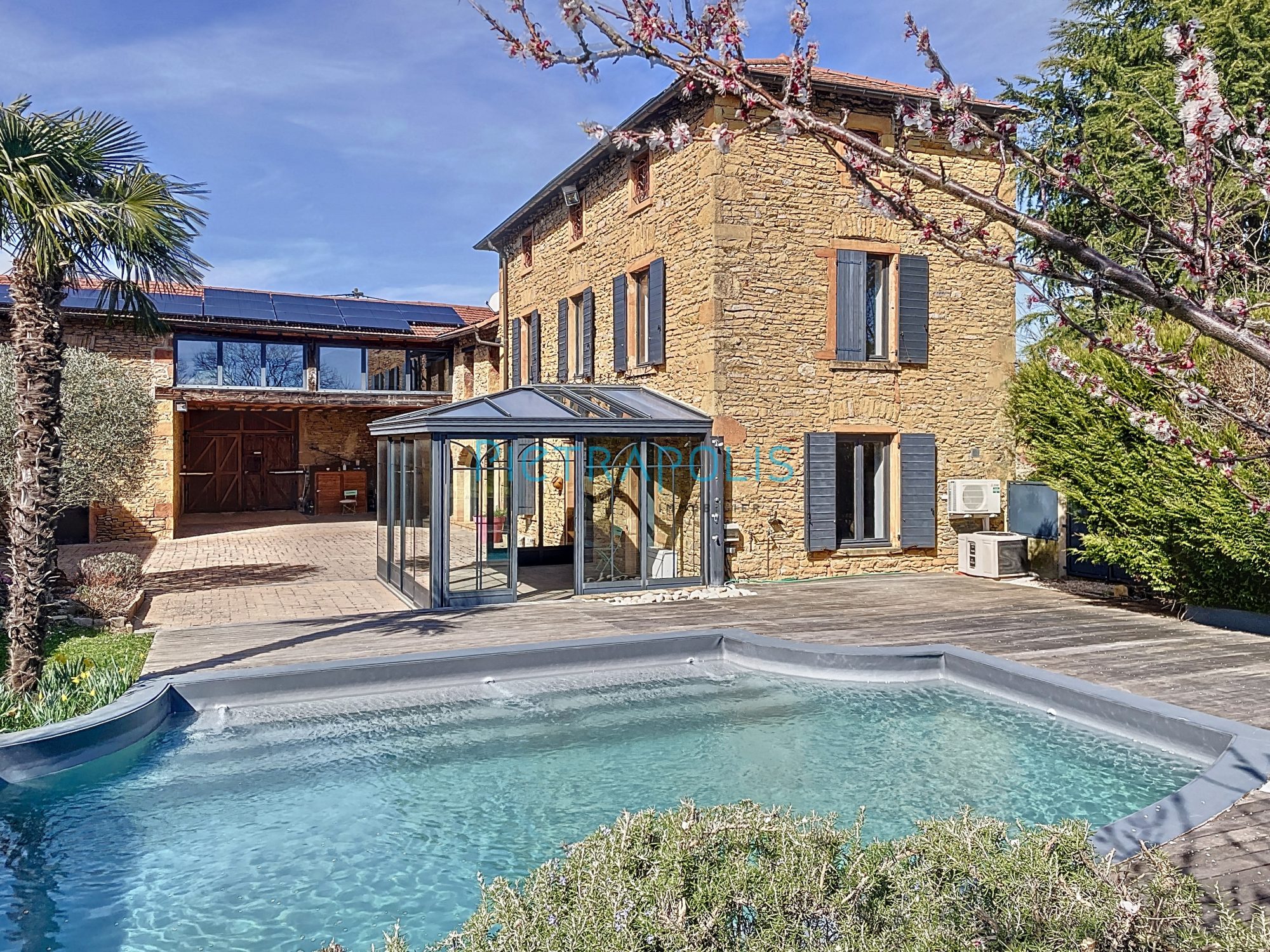 Propriété d'exception en pierres dorées - 9 pièces -280 m² hab - Terrain 1598 m²