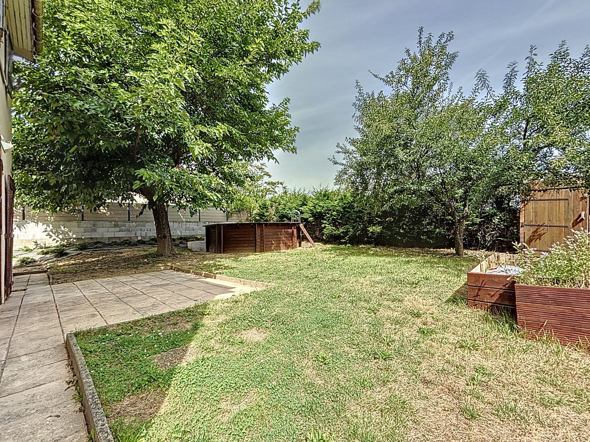 Maison 6 pièces de 135 m² au calme sur une parcelle de 626 m²