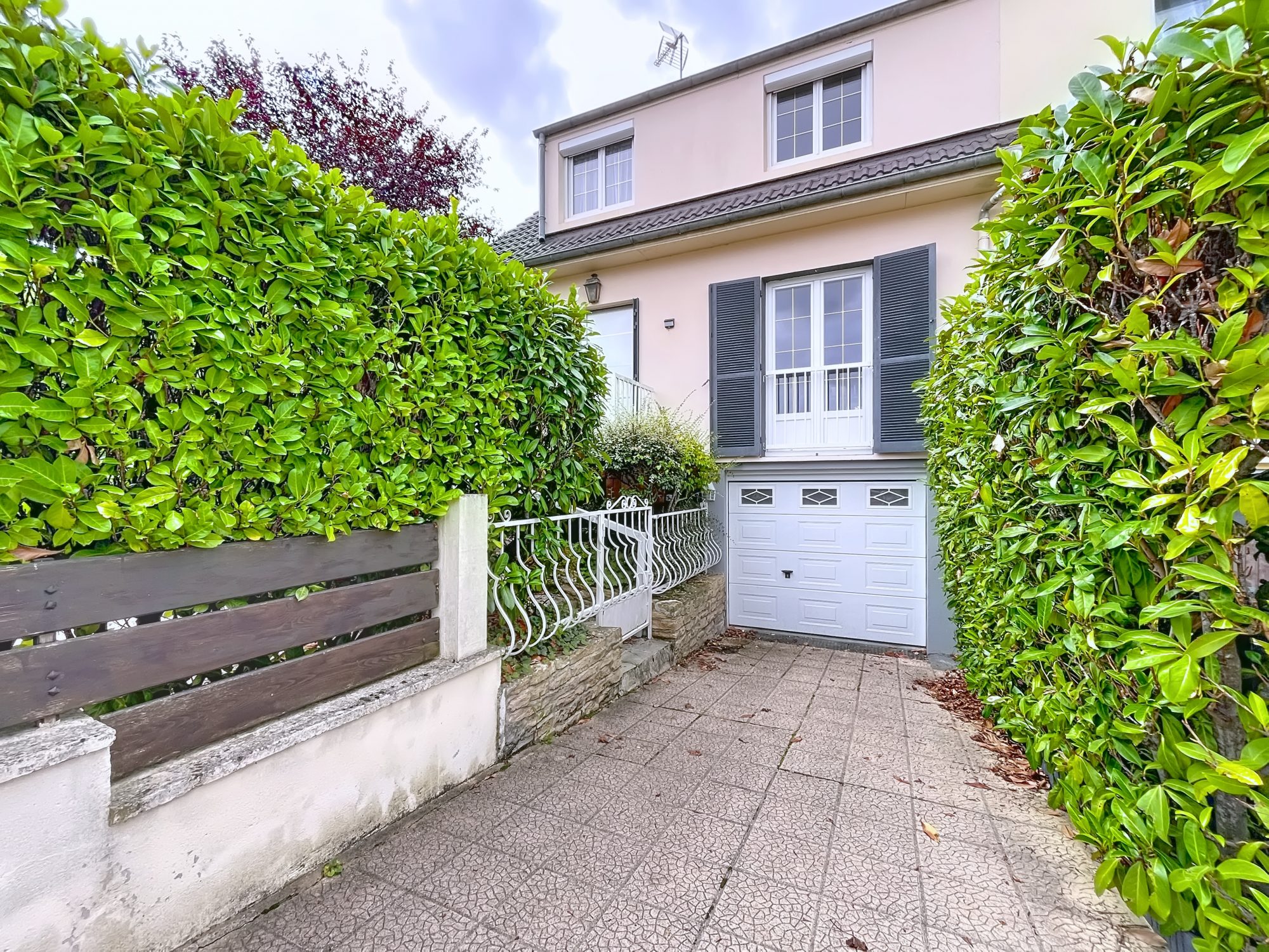 Maison sur sous sol avec jardin