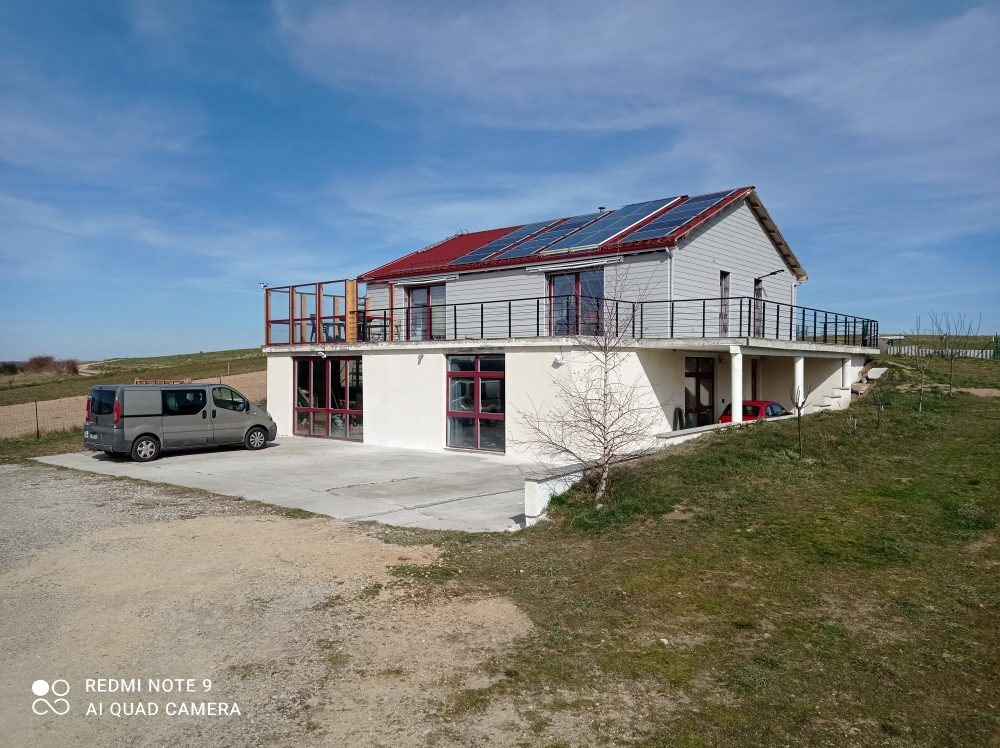 Maison avec grand sous-sol sur terrain de 3320 m2.