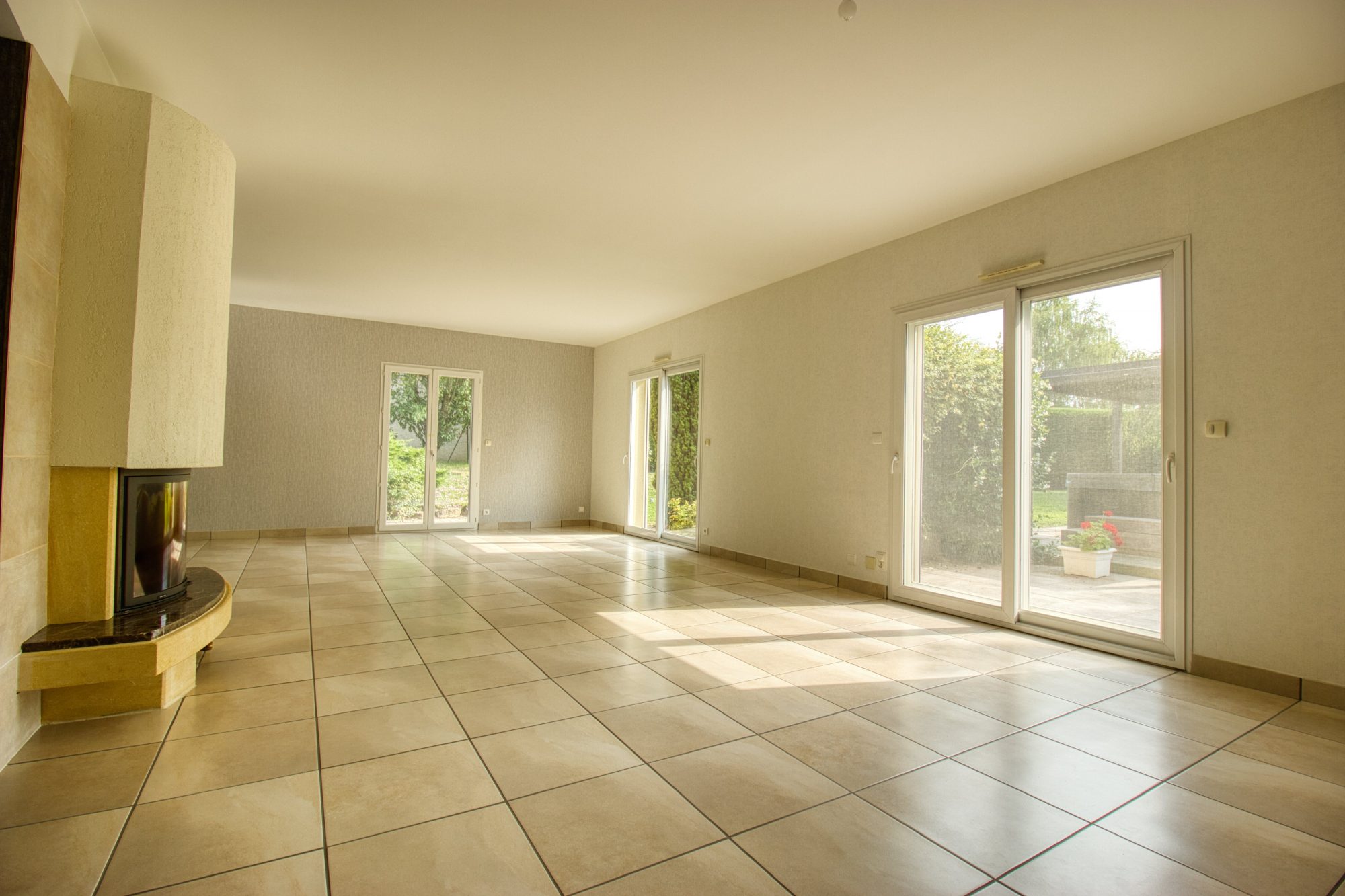 Maison familiale avec jardin arboré et jacuzzi – 175 m² habitables Lurcy 01090