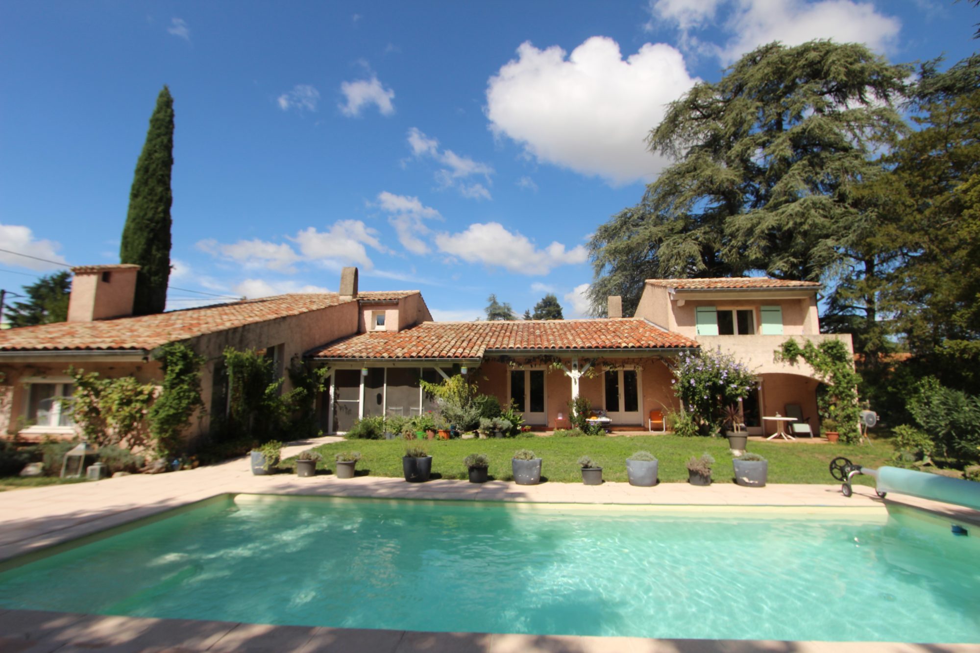 ROMANS SUR ISERE, Villa de 230 m² avec sous sol et parc arboré avec piscine de 1400 m²