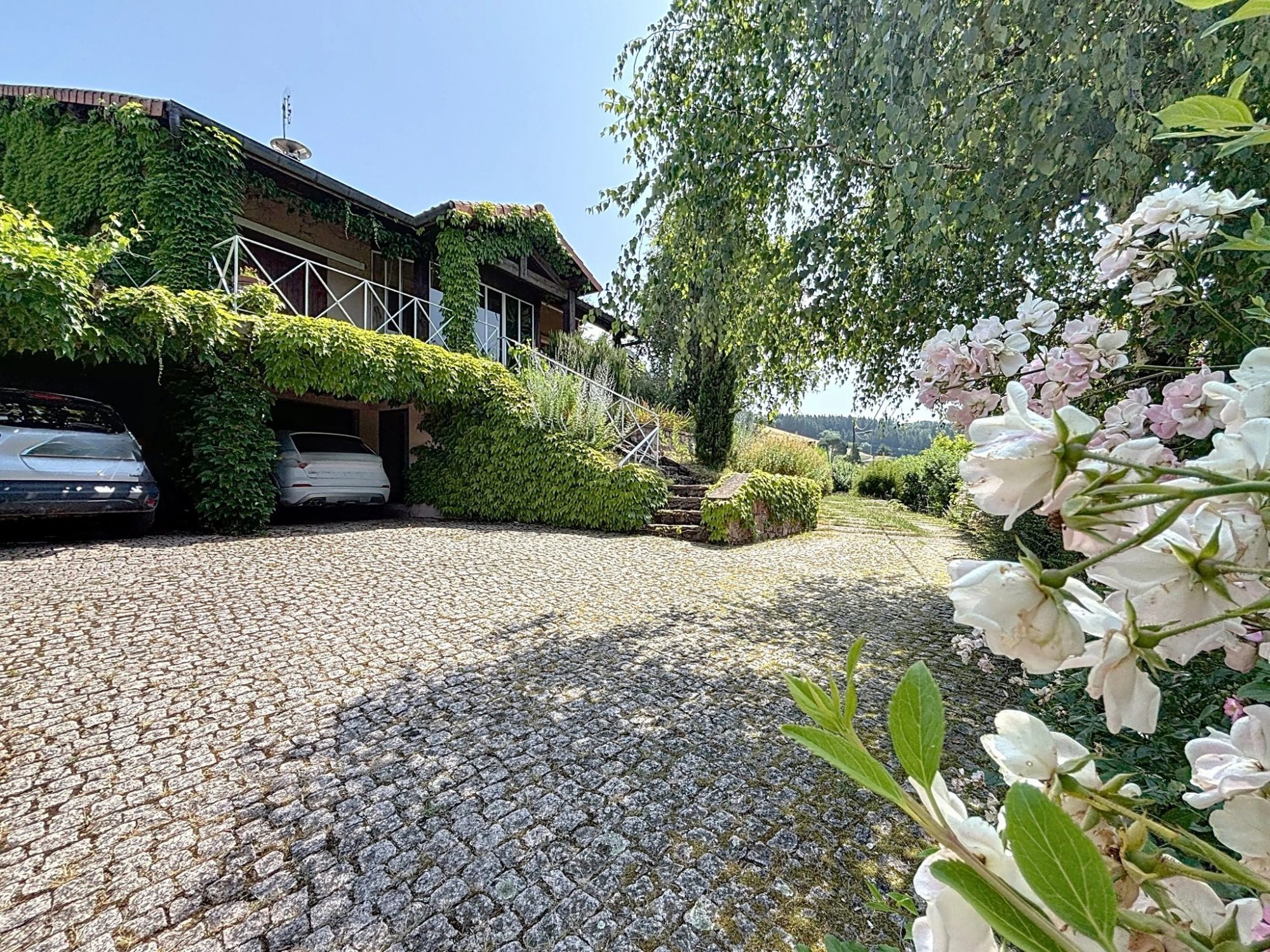 MAISON AVEC TERRAIN, PISCINE et DEPENDANCES