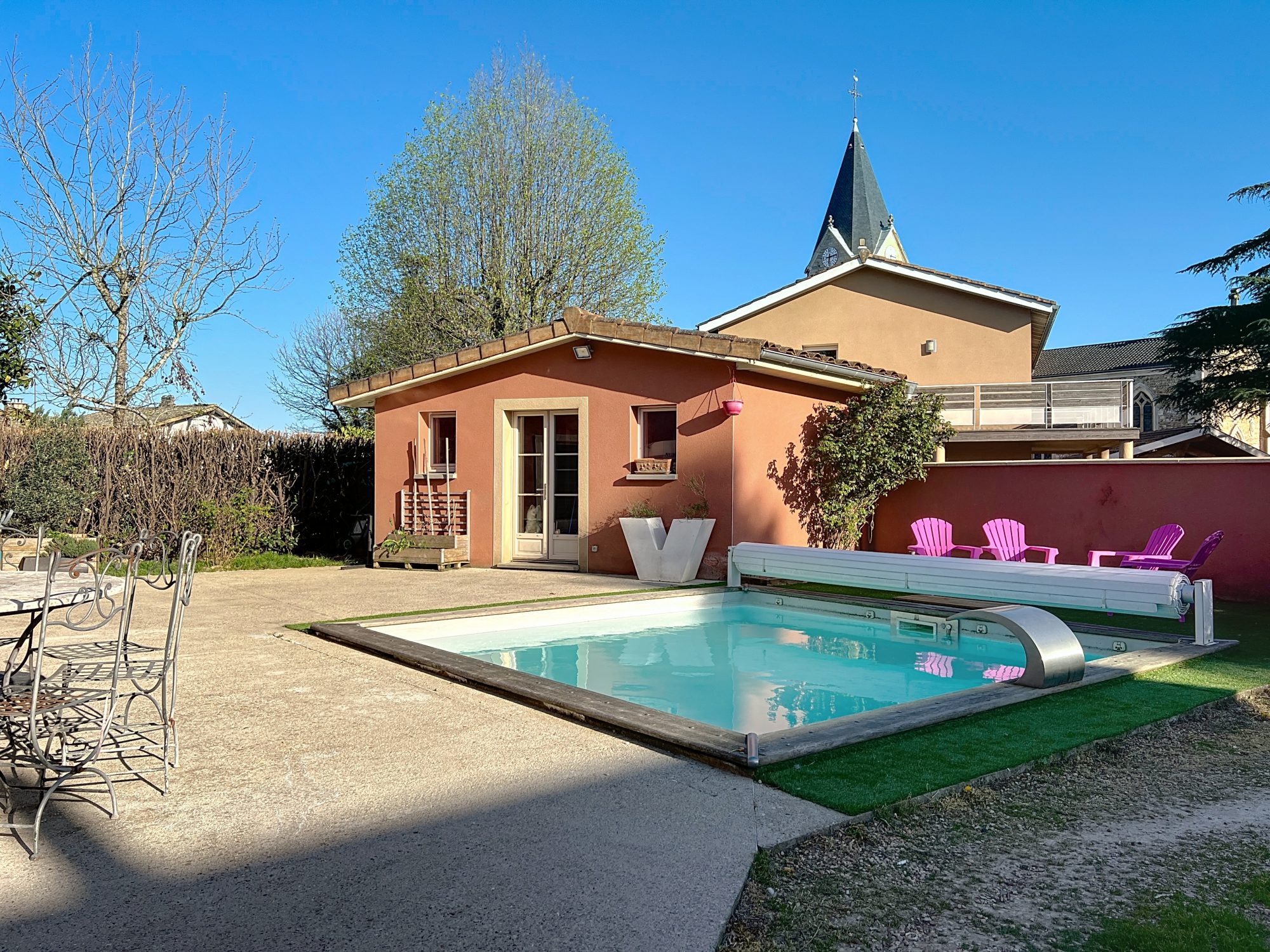 JOLIE MAISON STYLE BASTIDE AU COEUR DU VILLAGE AVEC JARDIN, PISCINE ET POOL HOUSSE Civrieux 01390