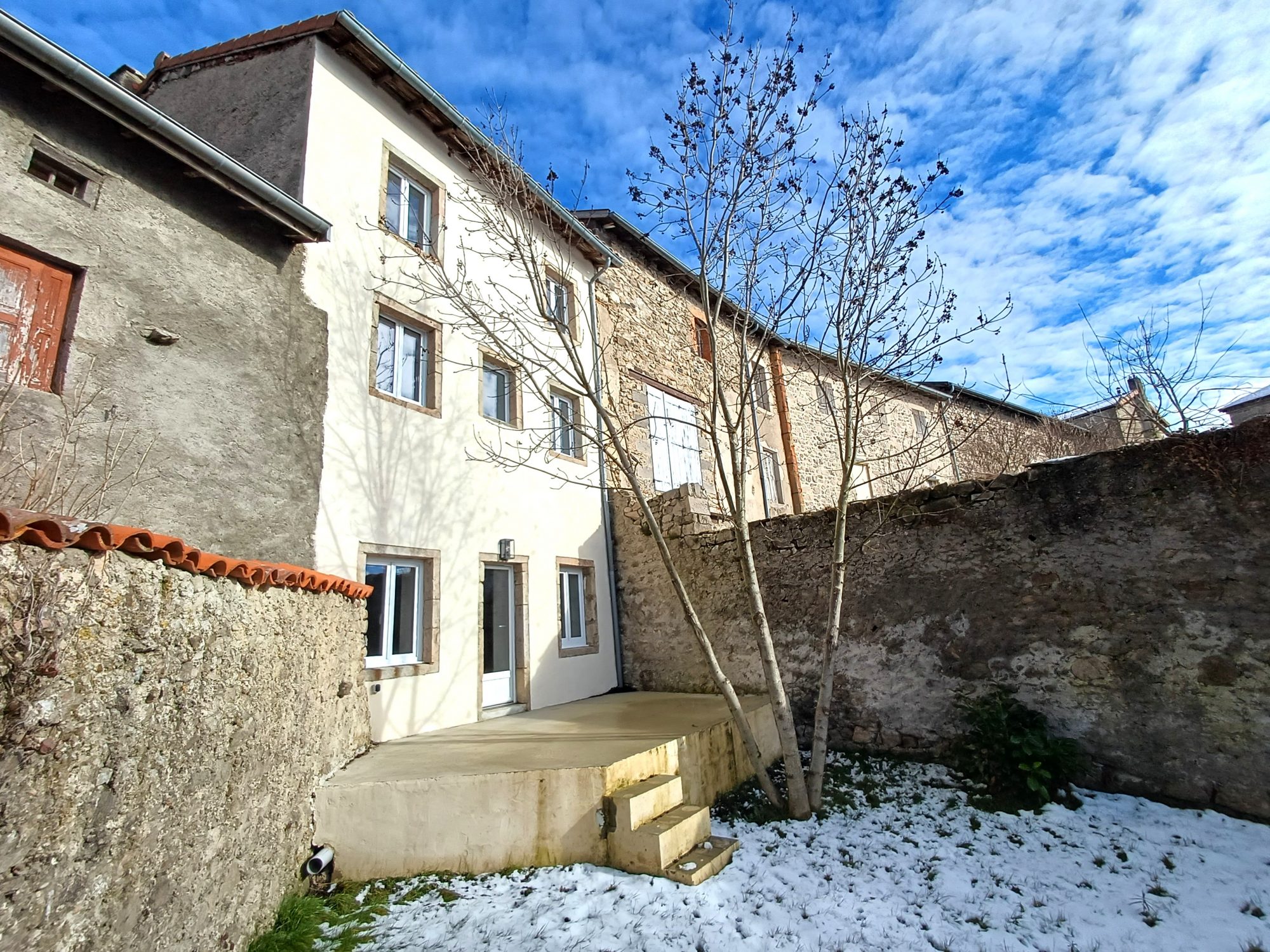 Maison de village sur terrain attenant