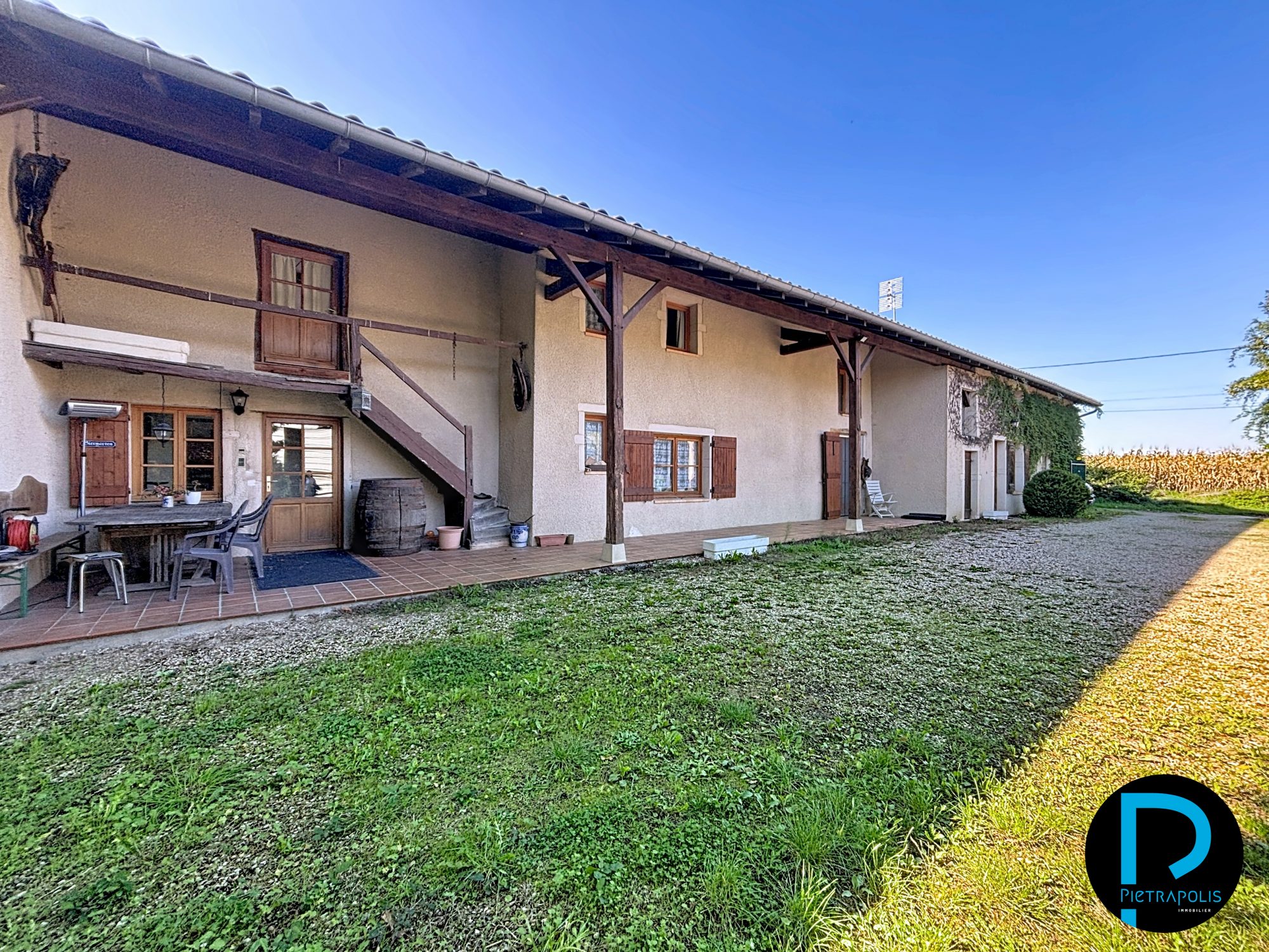 Corps de ferme 334 m² au calme avec 6 hectares