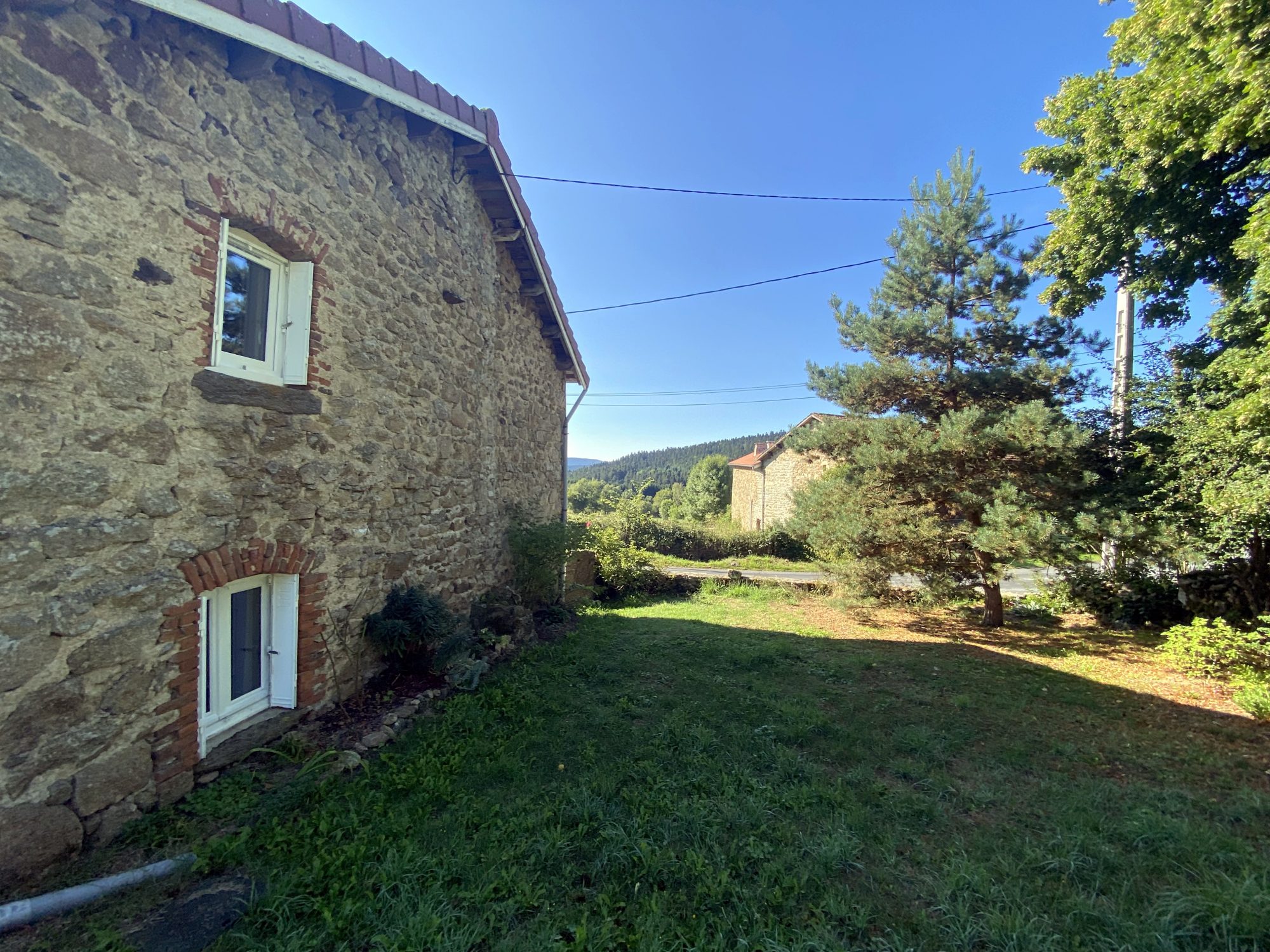 Ferme en pierres crépies avec dépendances Connangles 43160