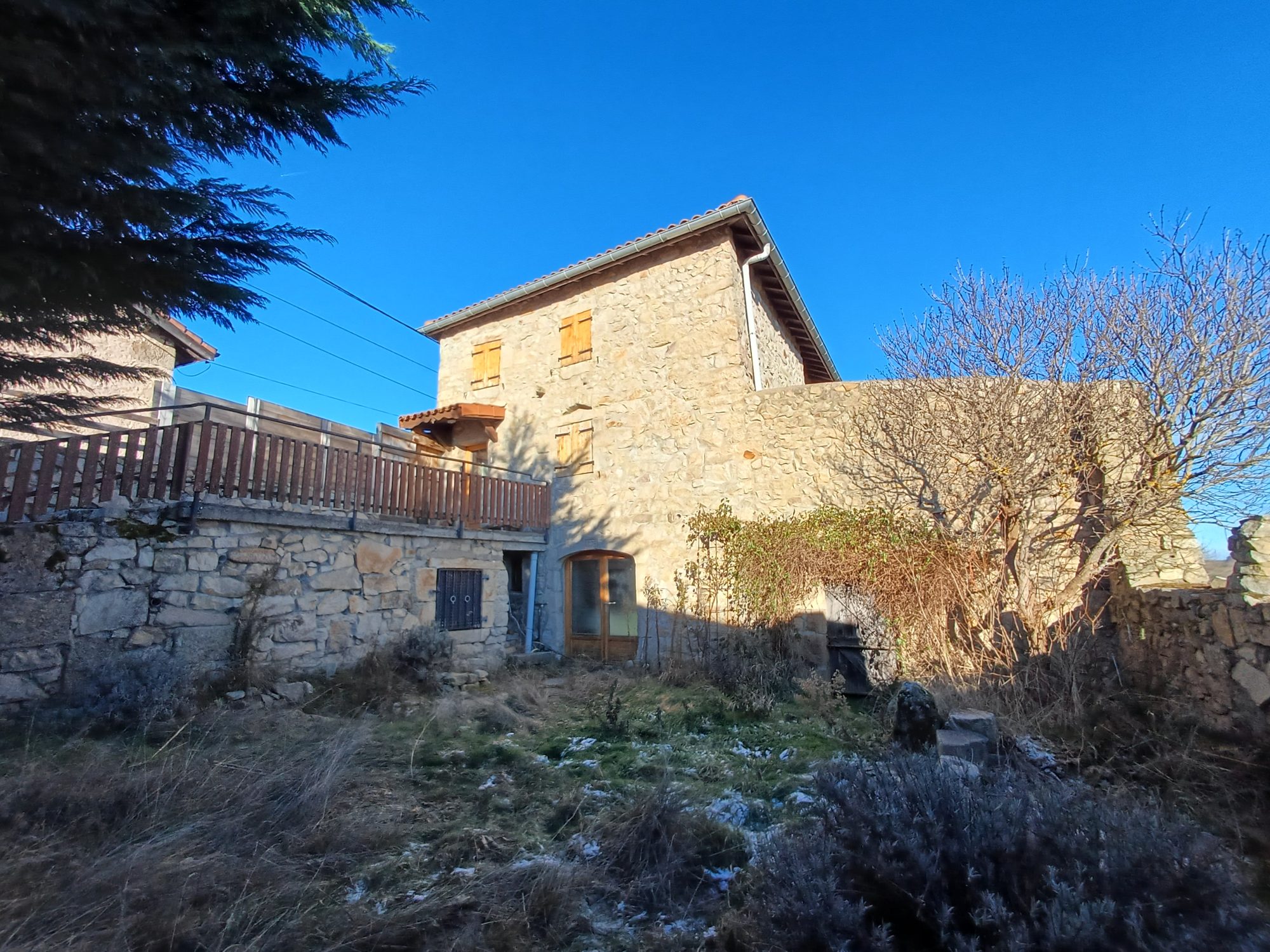 Maison en pierres sur terrain attenant
