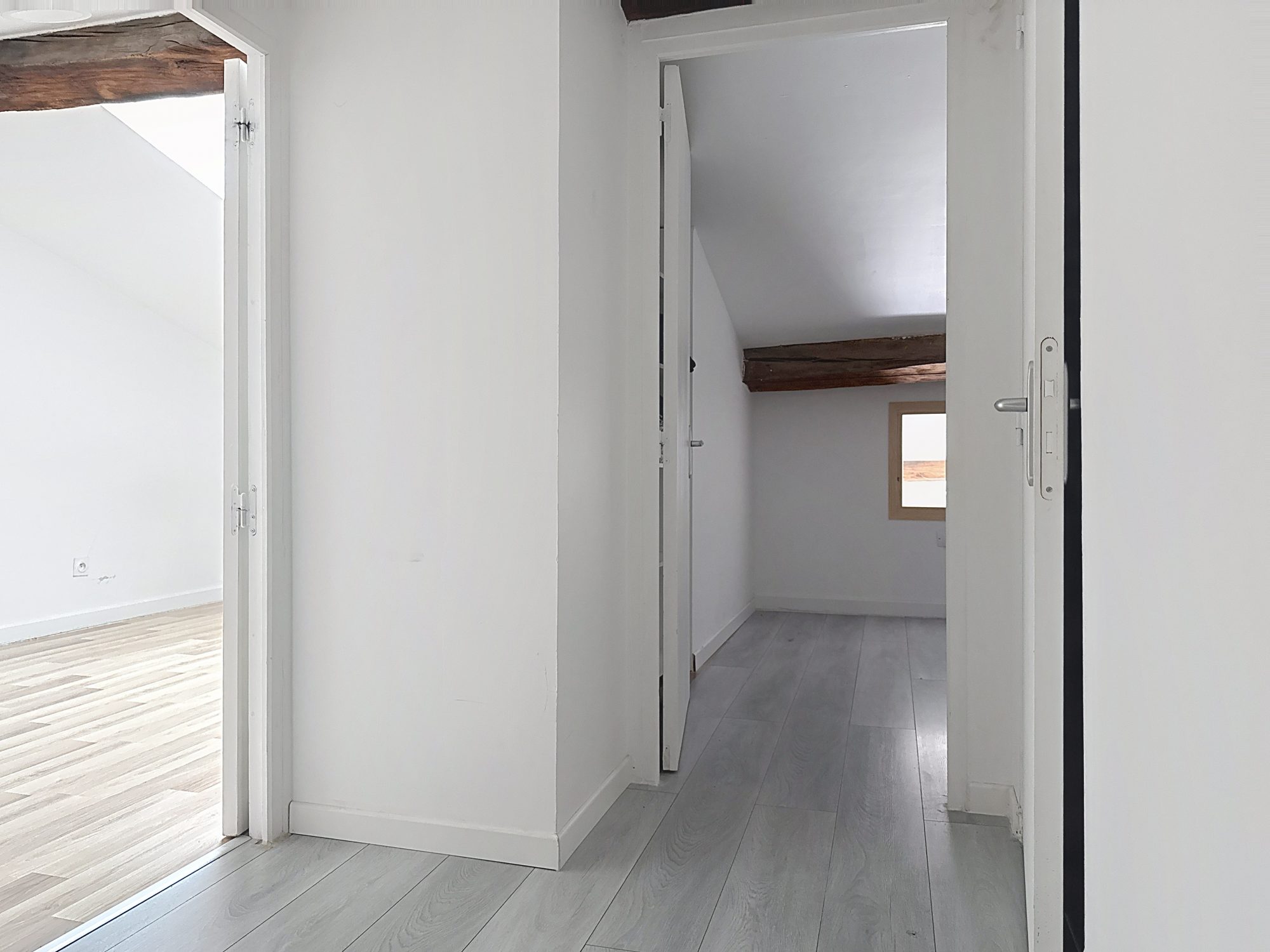 Duplex lumineux de 75 m² avec cachet de l’ancien – Thoissey Thoissey 01140