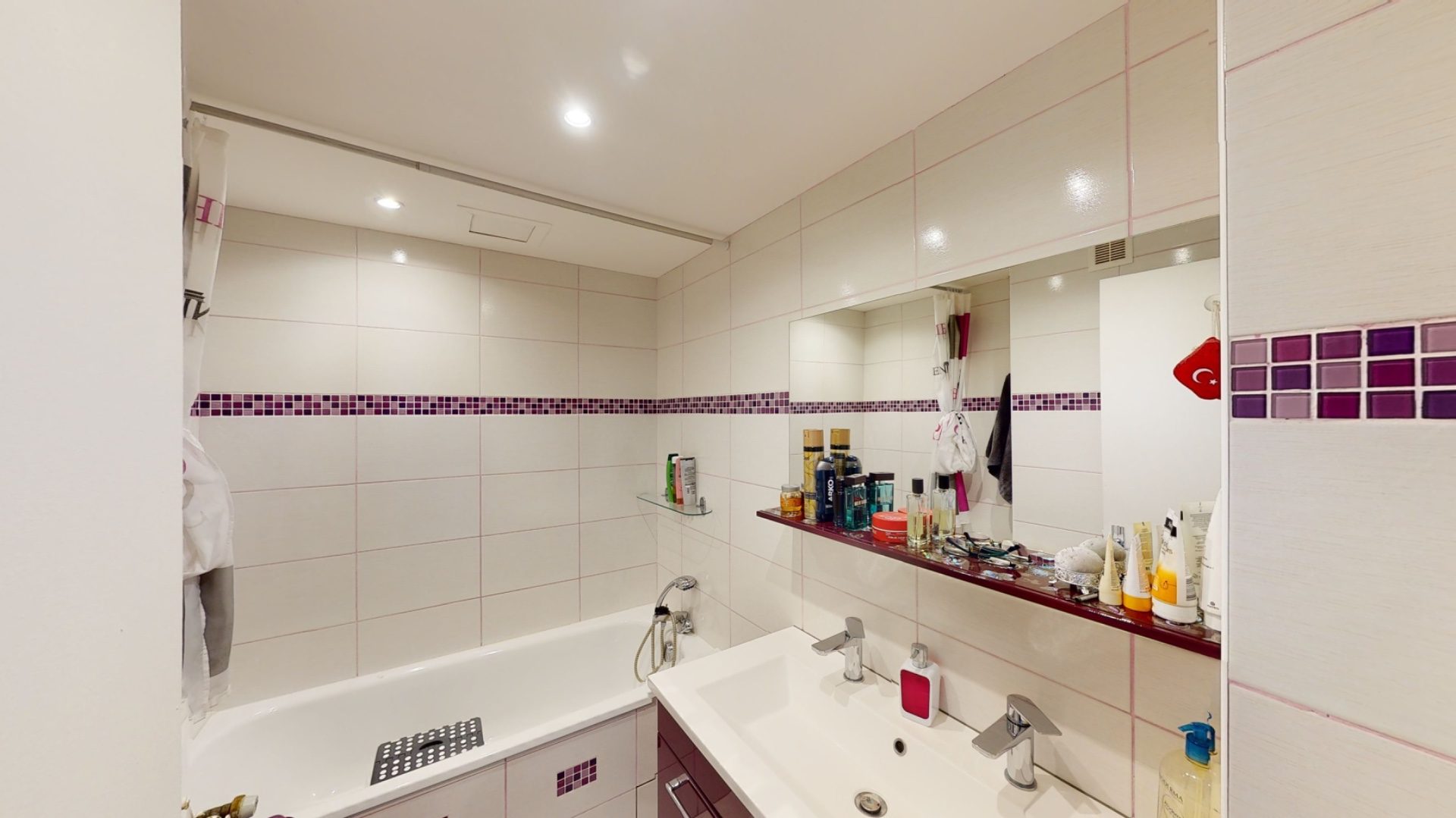 APPARTEMENT T4 91m2 au 15ÈME ET DERNIER ÉTAGE, GARAGE, FAIBLES CHARGES, VUE PANORAMIQUE, AUCUNS TRAVAUX! Firminy 42700