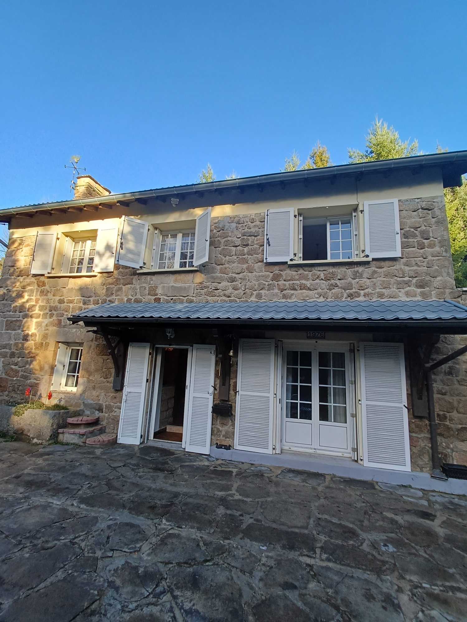 MAISON EN PIERRE en pleine campagne