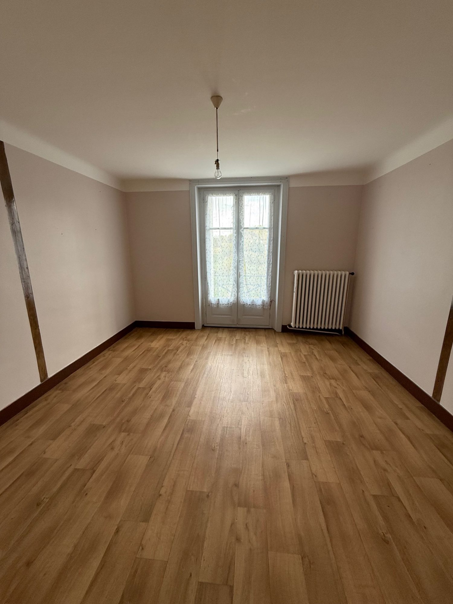 EXCLUSIVITE GTI ! Maison de ville avec terrain et dépendances. Yssingeaux 43200