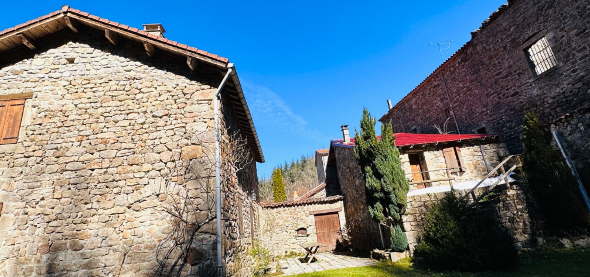 Maison en pierre avec grange et dépendance d’environ 36m2