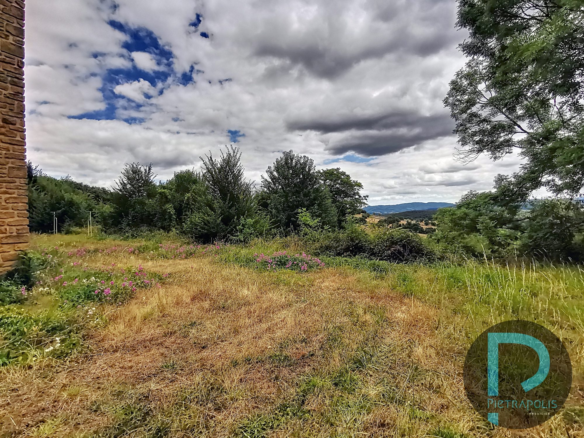 PROPRIETE avec  8 logements à rénover Bergesserin 71250