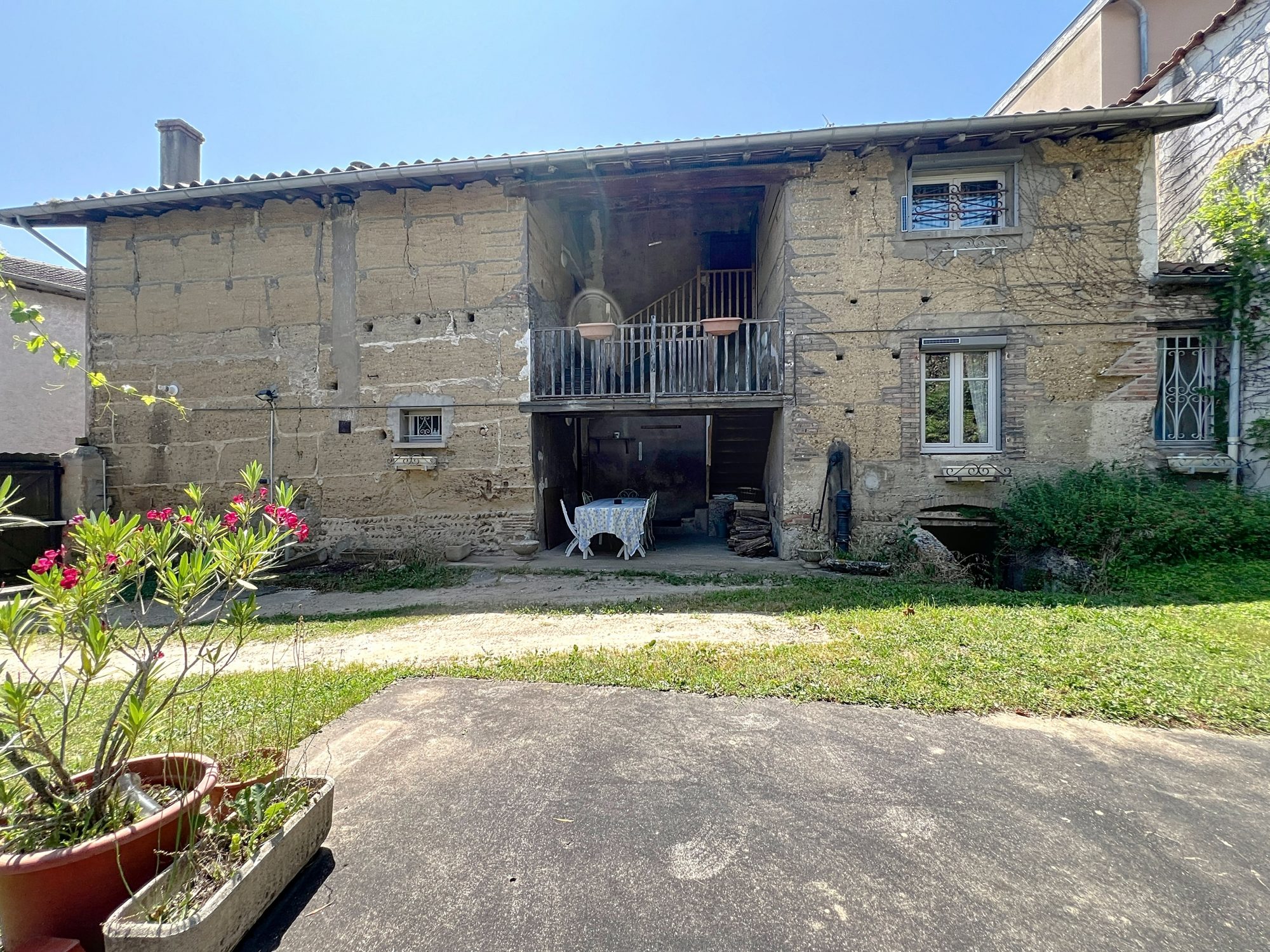 EN PLEIN CENTRE DE CIVRIEUX - MAISON DE 200m2- TERRAIN -GRANGE Civrieux 01390