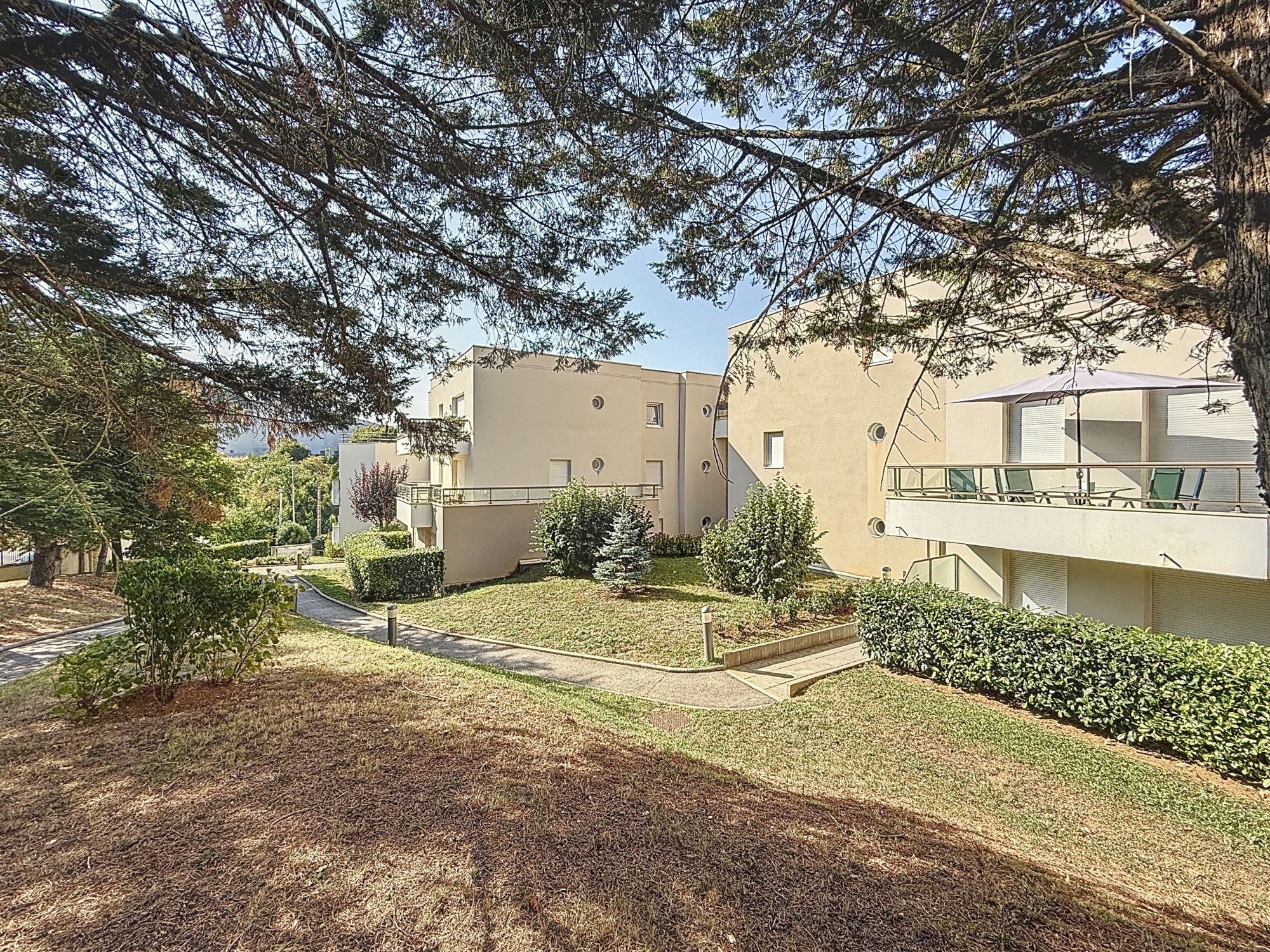TALANT - T2 avec terrasse et stationnement