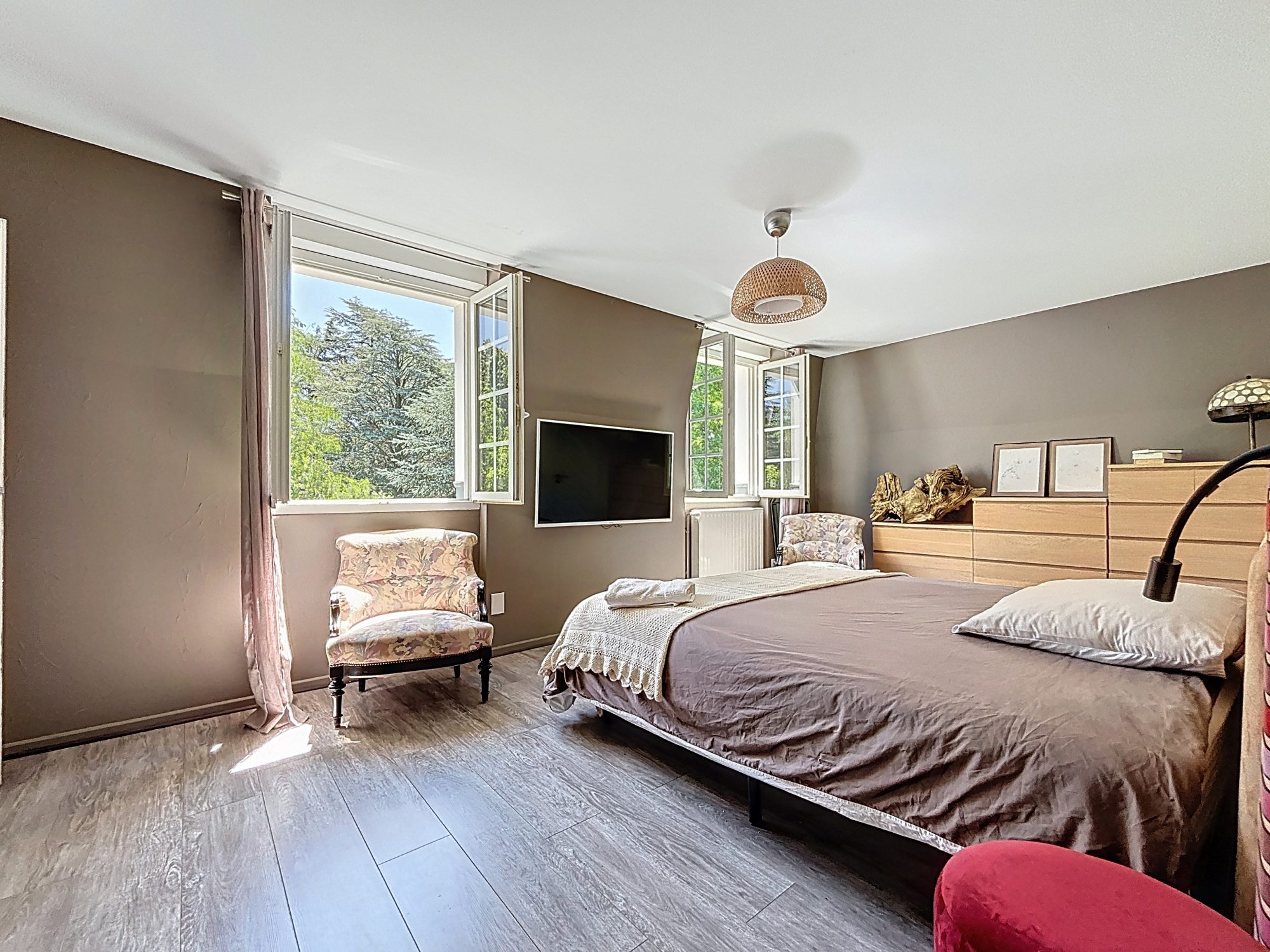 Villa de 245 m², parc de 5000 m² avec piscine Saint-Genis-Laval 69230