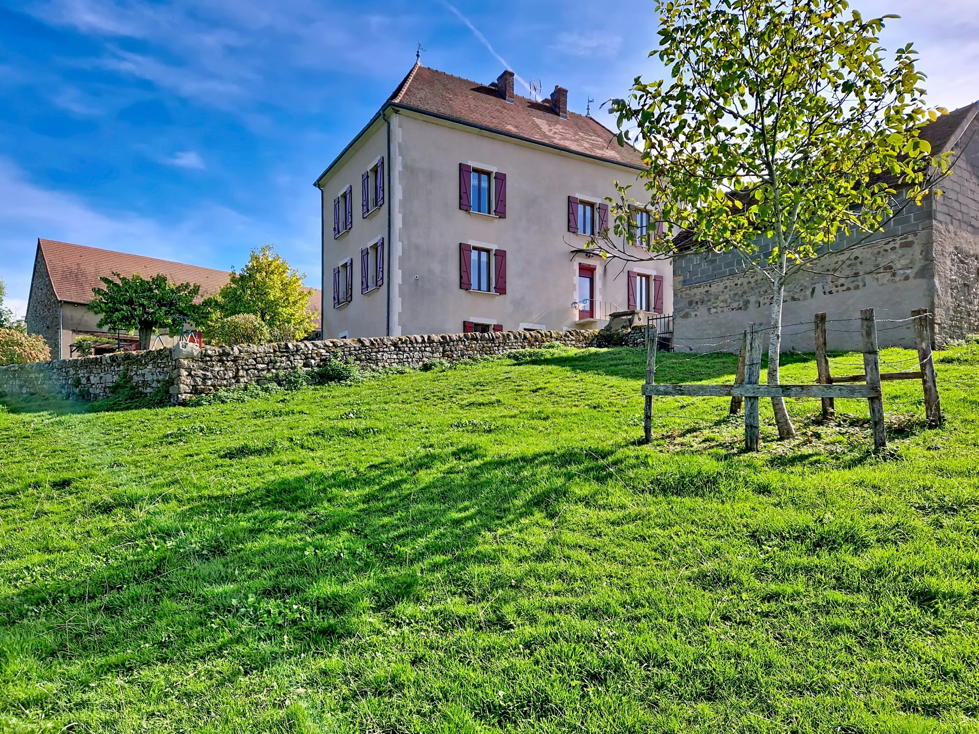 Authentique maison brionnaise  – volumes, charme et potentiel La Clayette 71800