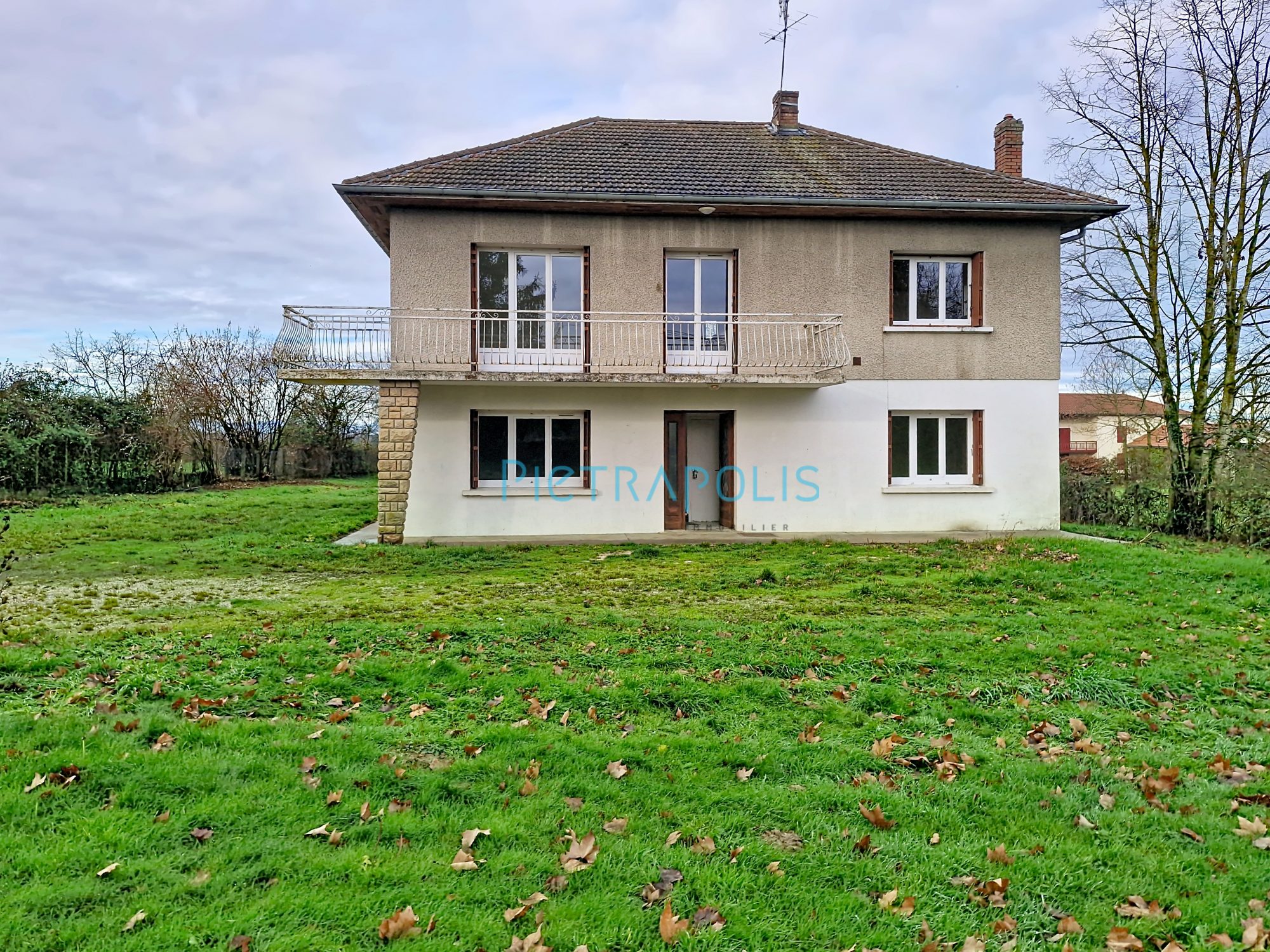 Villa - 7 pièces avec un terrain de  1874 m2