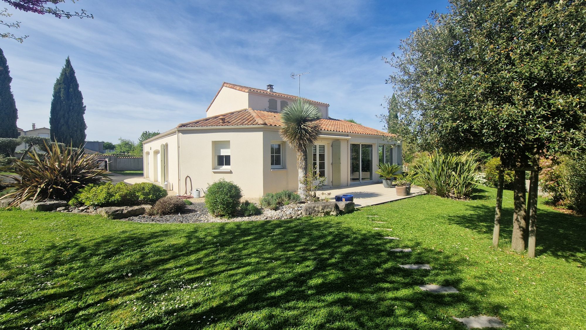 Maison - 7 pièces - 202 m² - Vouillé (79230)