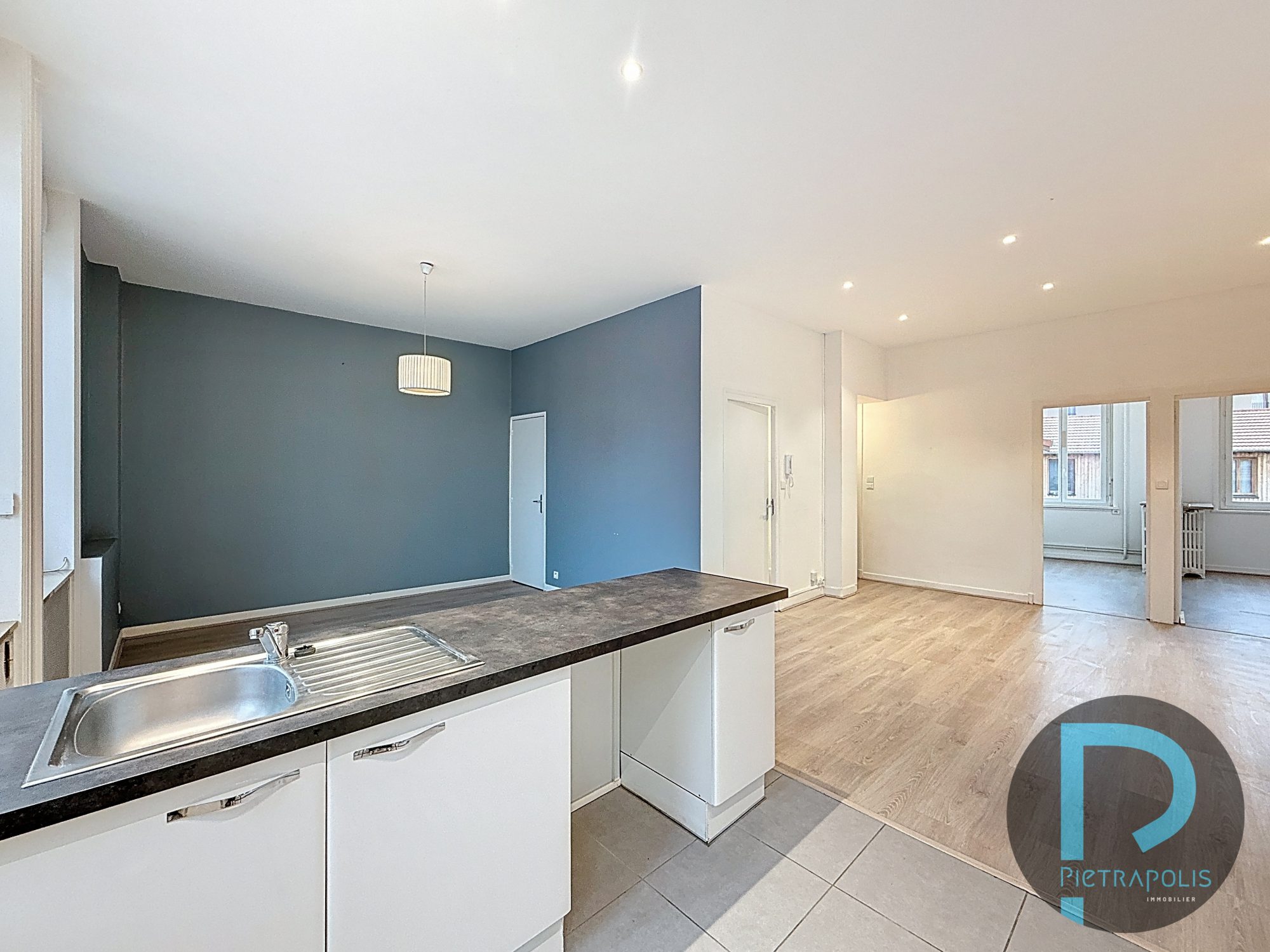 Appartement de 92m² - 3 chambres - Plein centre ville proche gare Villefranche S/S - 1 er étage sans ascenseur Villefranche-sur-Saône 69400