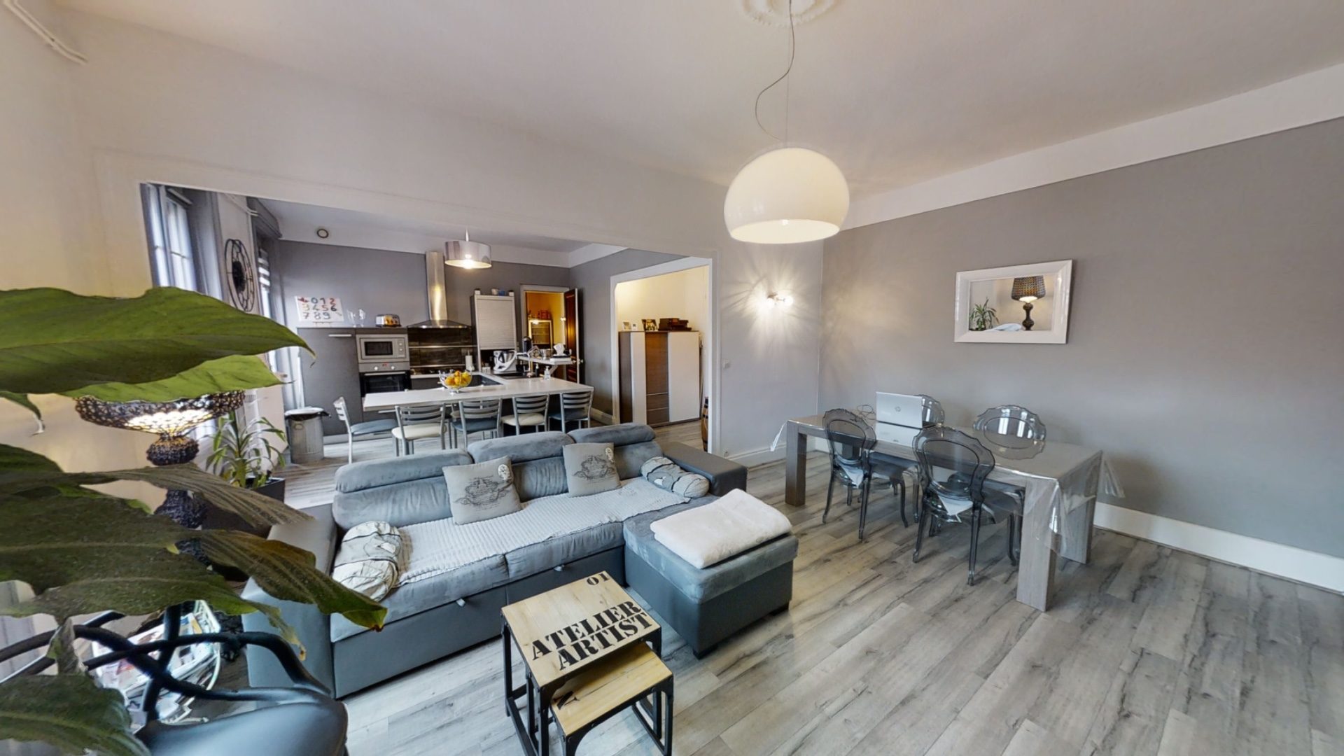 APPARTEMENT BOURGEOIS 135m² HAB., 5EME ET DERNIER ÉTAGE, 3 CHAMBRES, GARAGE, GRENIER AMÉNAGÉ, CAVE, PROCHE TOUTES COMMODITÉS Le chambon-feugerolles 42500