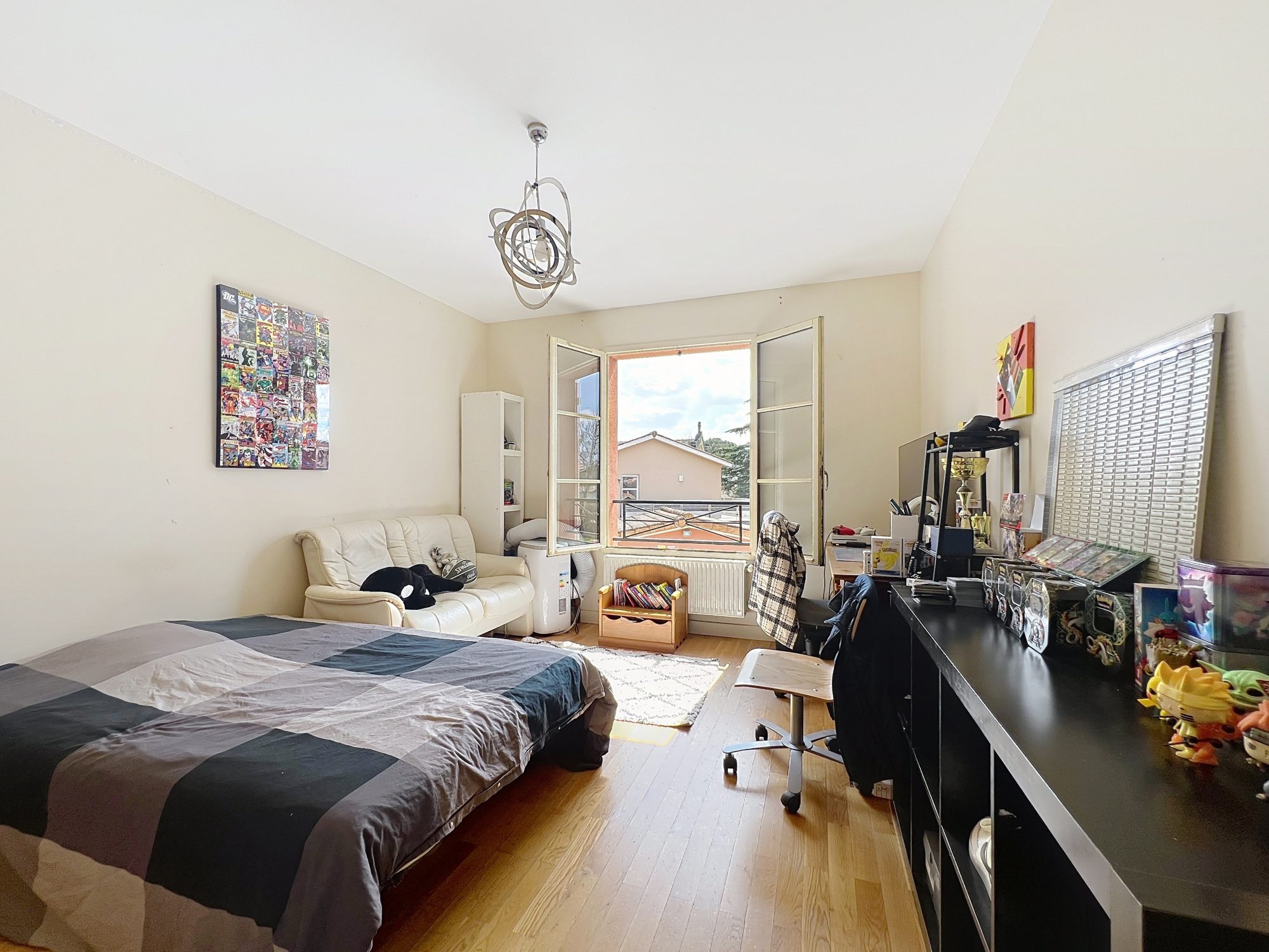 JOLIE MAISON STYLE BASTIDE AU COEUR DU VILLAGE AVEC JARDIN, PISCINE ET POOL HOUSSE Civrieux 01390