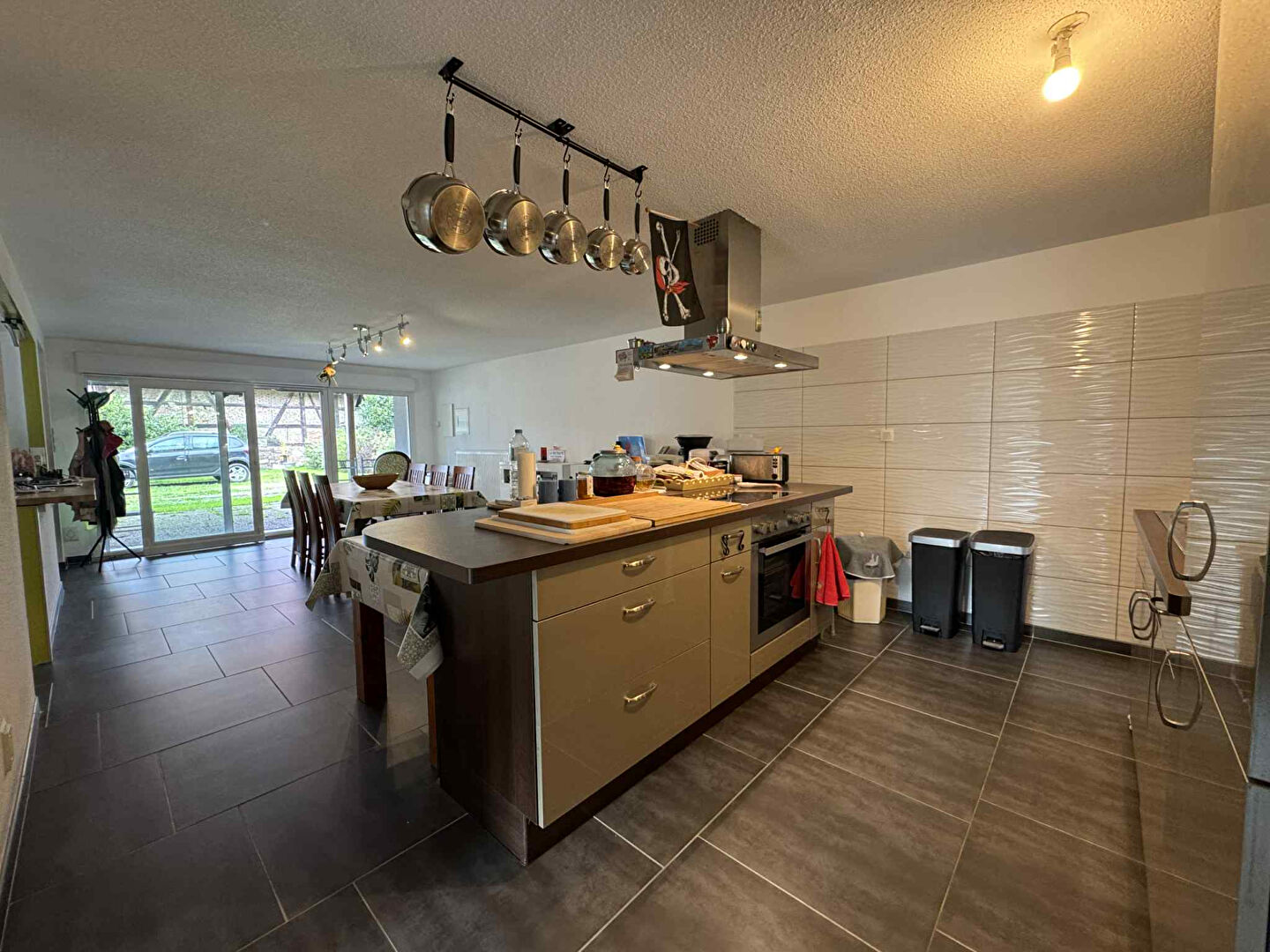 APPARTEMENT - GRANDE TERRASSE - DEUX GARAGES