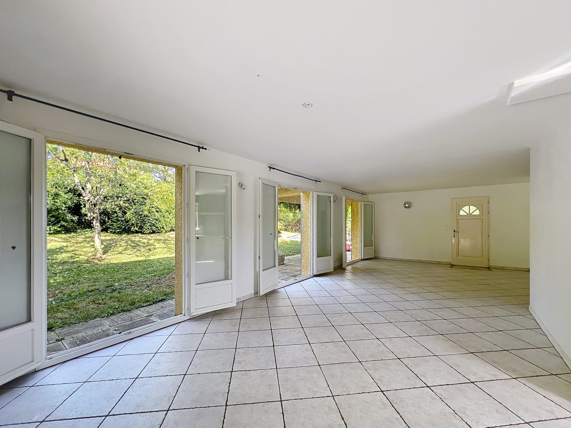 MAISON 142m² - 4 CHBRES – TERRAIN ARBORE – PISCINE - DEPENDANCES - SOUS SOL Saint-Pierre-la-Palud 69210