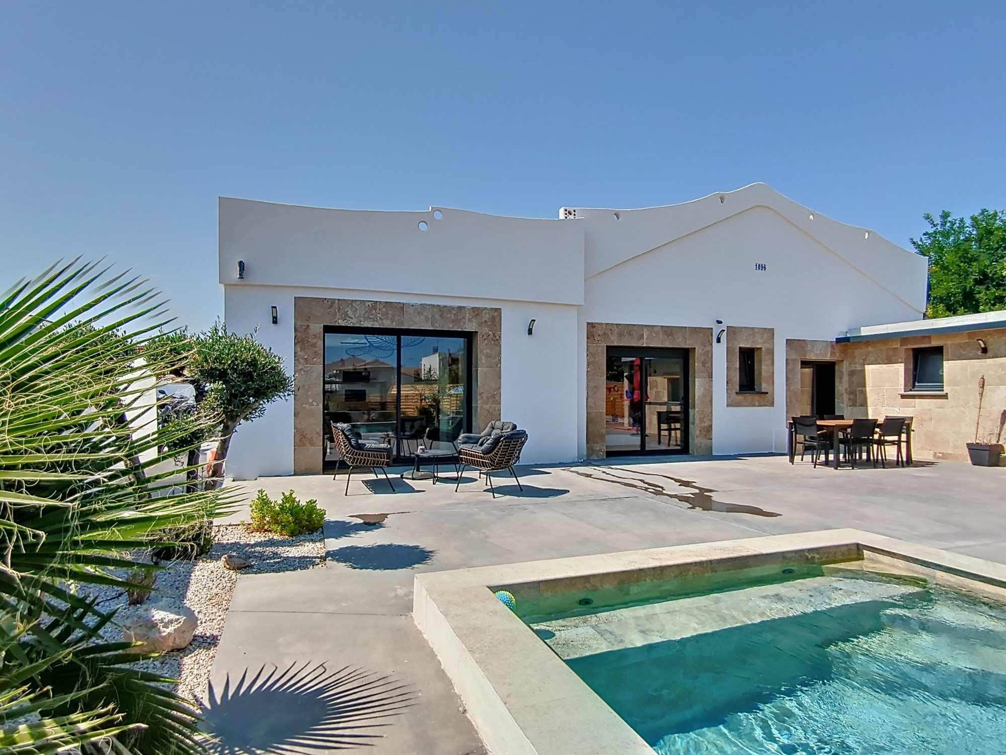 FRONTIGNAN: Sur une parcelle de 589m² env., Villa plain-pied T4 entièrement rénové, Piscine