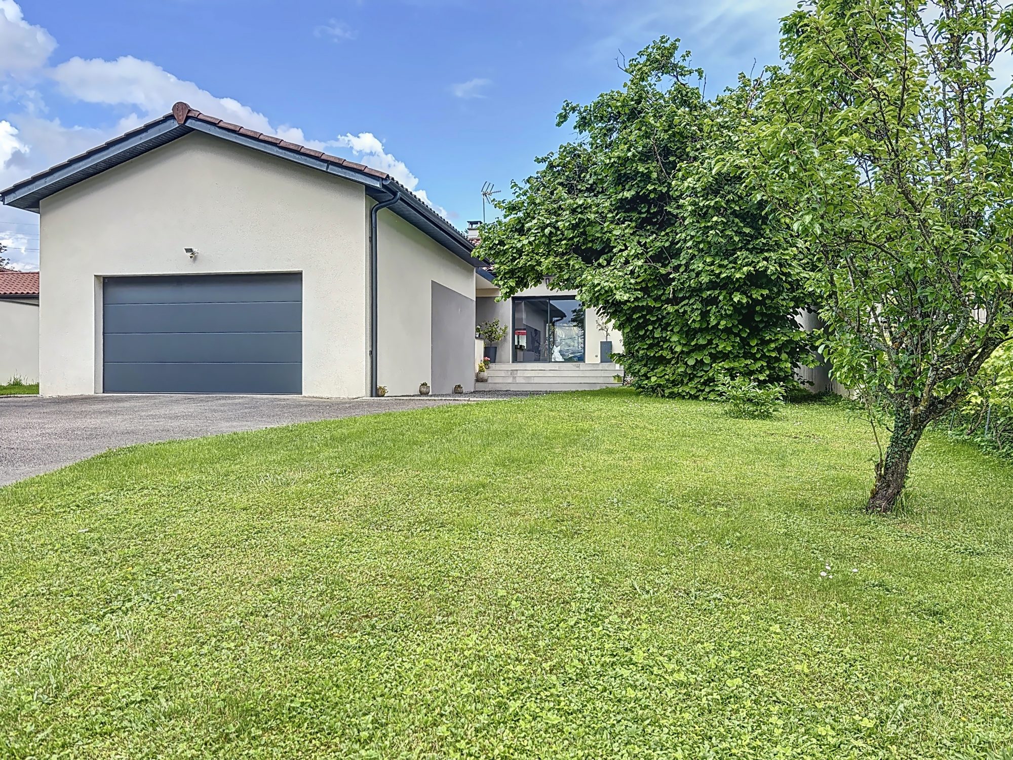 Maison Fareins 140m² de plain-pied, piscine, calme, 50m² de dépendances, Garage double