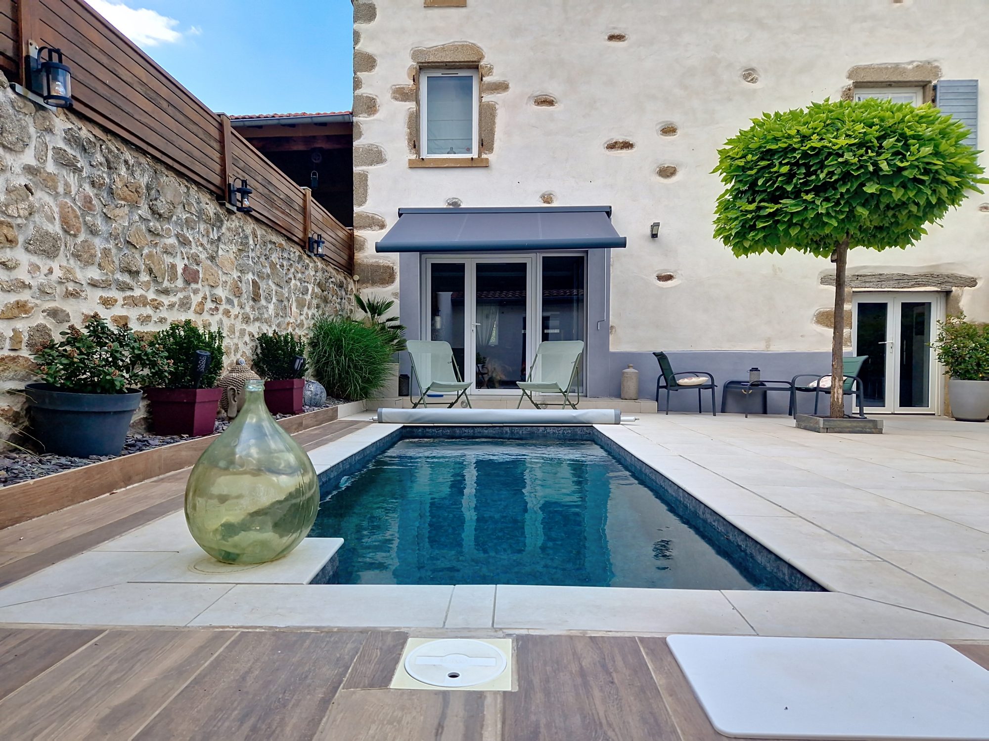 Maison de charme rénovée avec piscine – alliance de l’ancien et du moderne