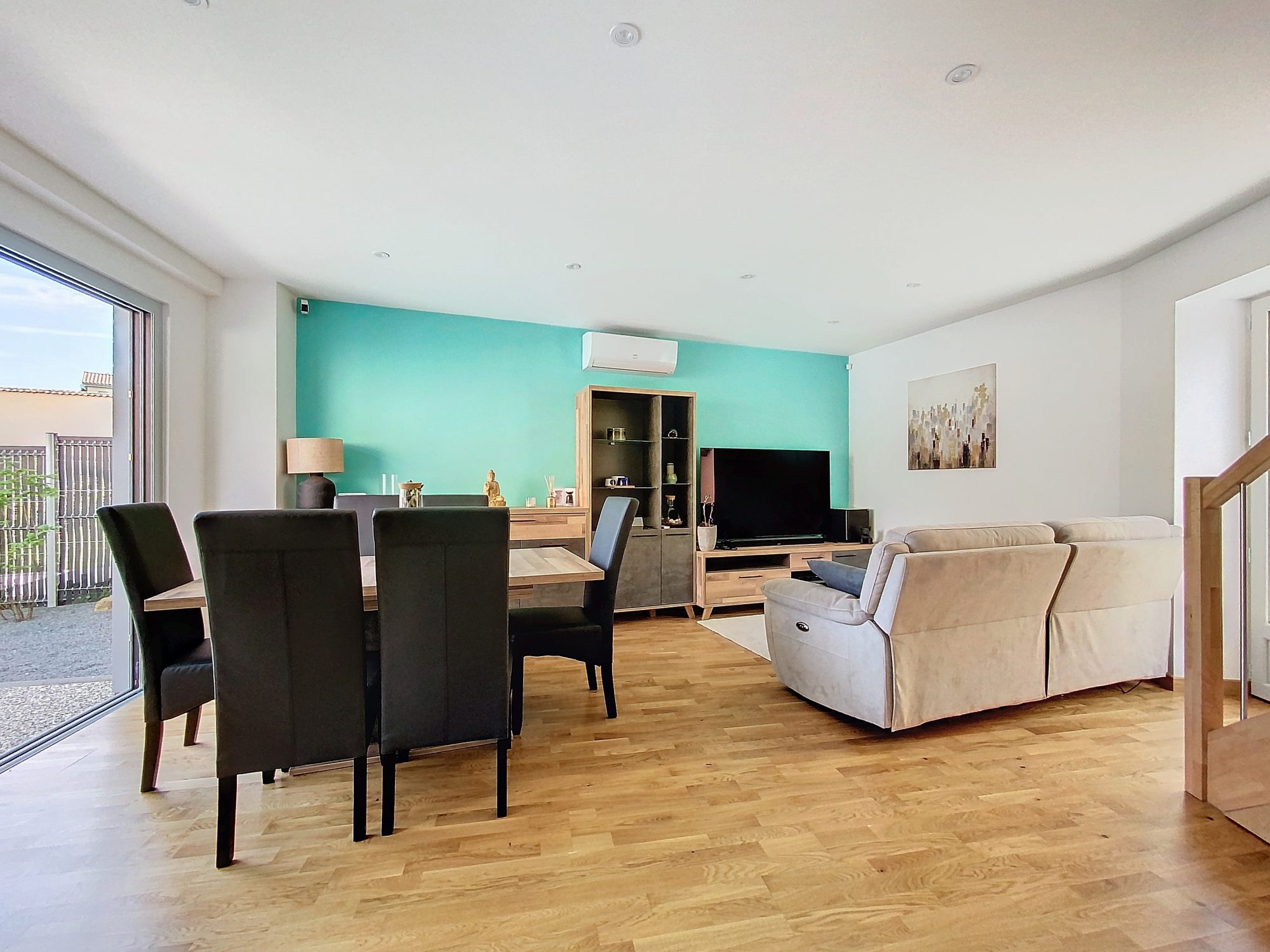 SUR LES HAUTEURS DE GENAY - AU CALME - APPARTEMENT T3 DUPLEX ENTIEREMENT RENOVE AVEC 2 PLACES DE PARKING ET 2 TERRASSES -DANS RESIDENCE FERMEE Genay 69730